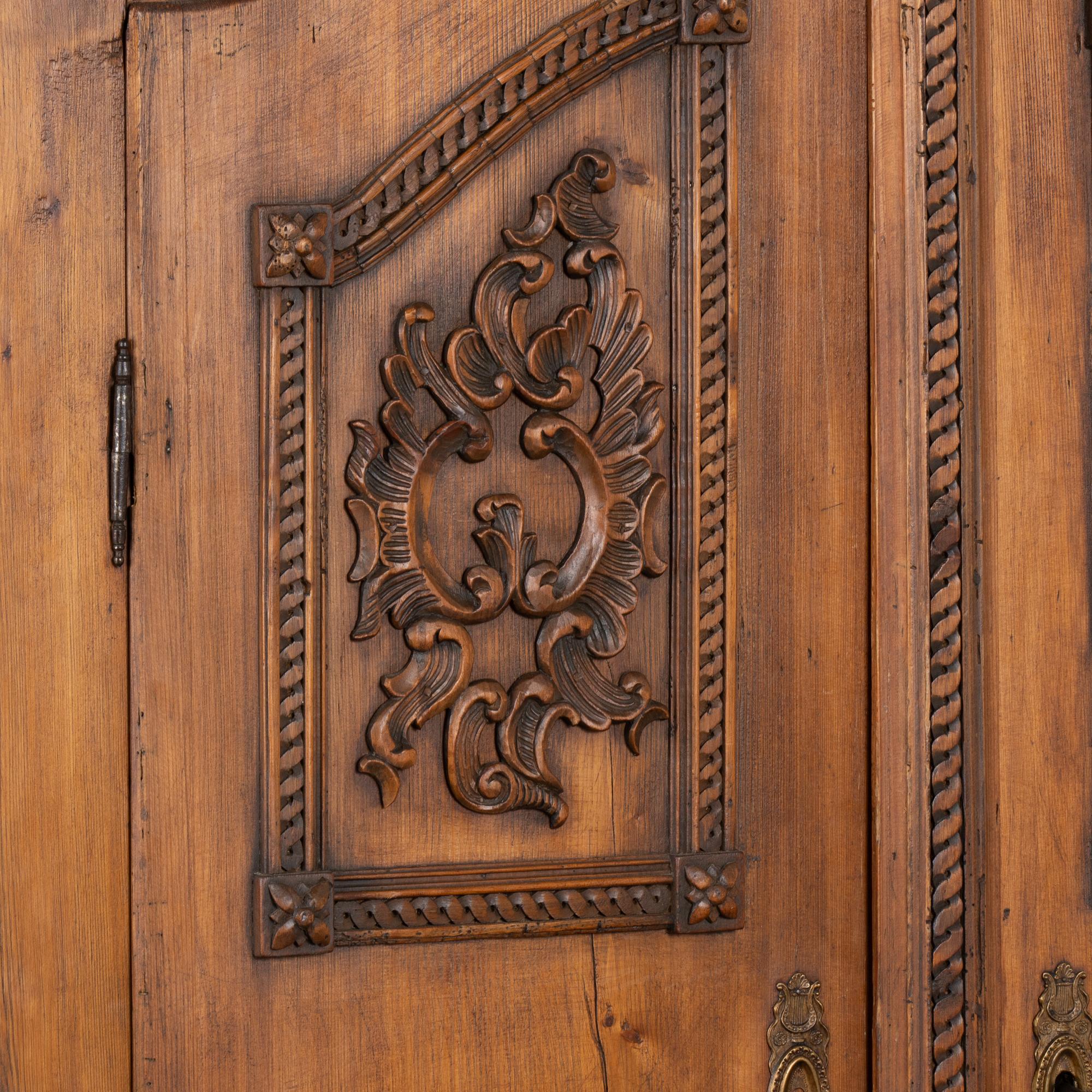 Armoire in pino pesantemente intagliato proveniente dall'Austria, datato 1815 in vendita 1