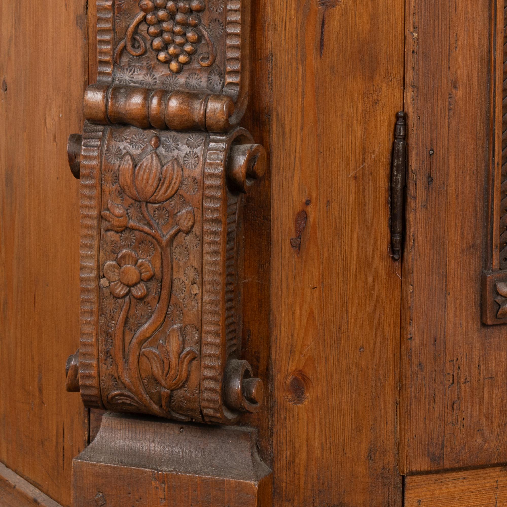 Armoire in pino pesantemente intagliato proveniente dall'Austria, datato 1815 in vendita 2