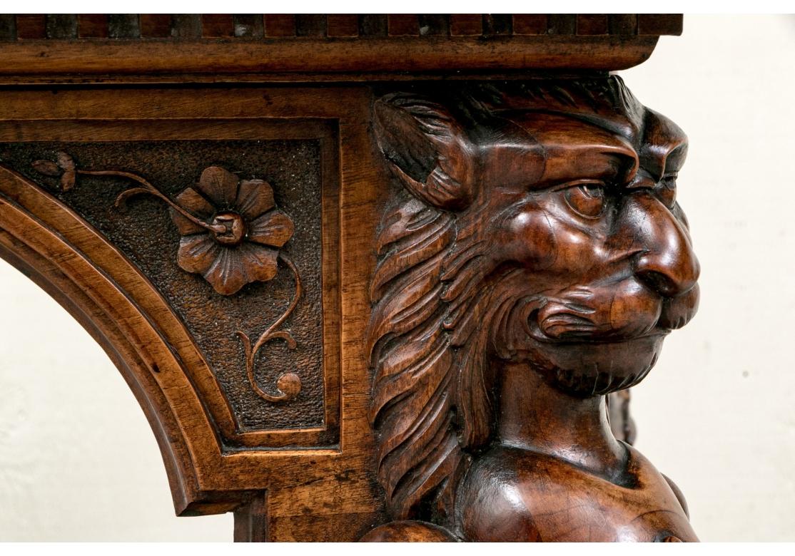 XIXe siècle Table de salon figurative sculptée de style Renaissance en vente