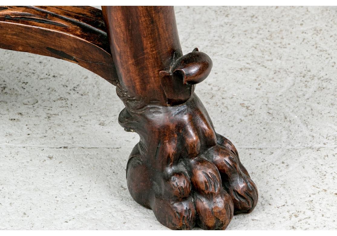 Bois Table de salon figurative sculptée de style Renaissance en vente