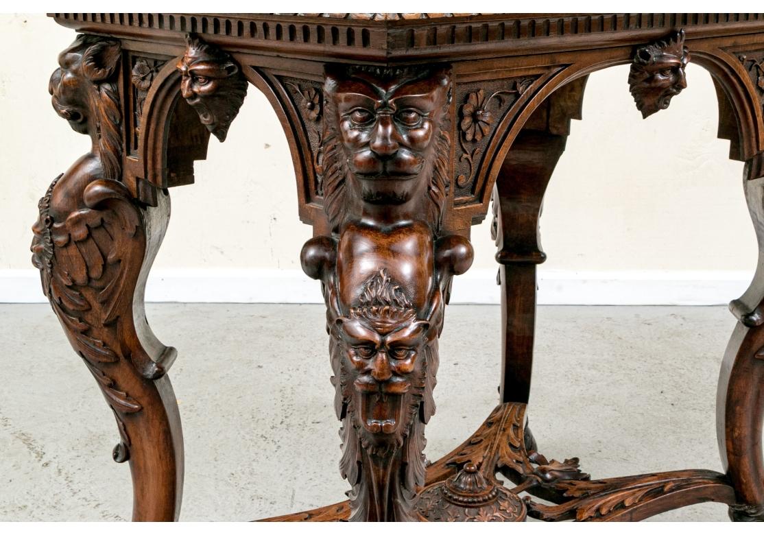Table de salon figurative sculptée de style Renaissance en vente 1
