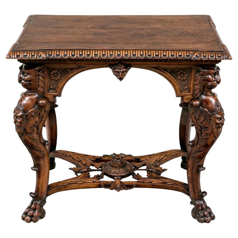 Table de salon figurative sculptée de style Renaissance en vente