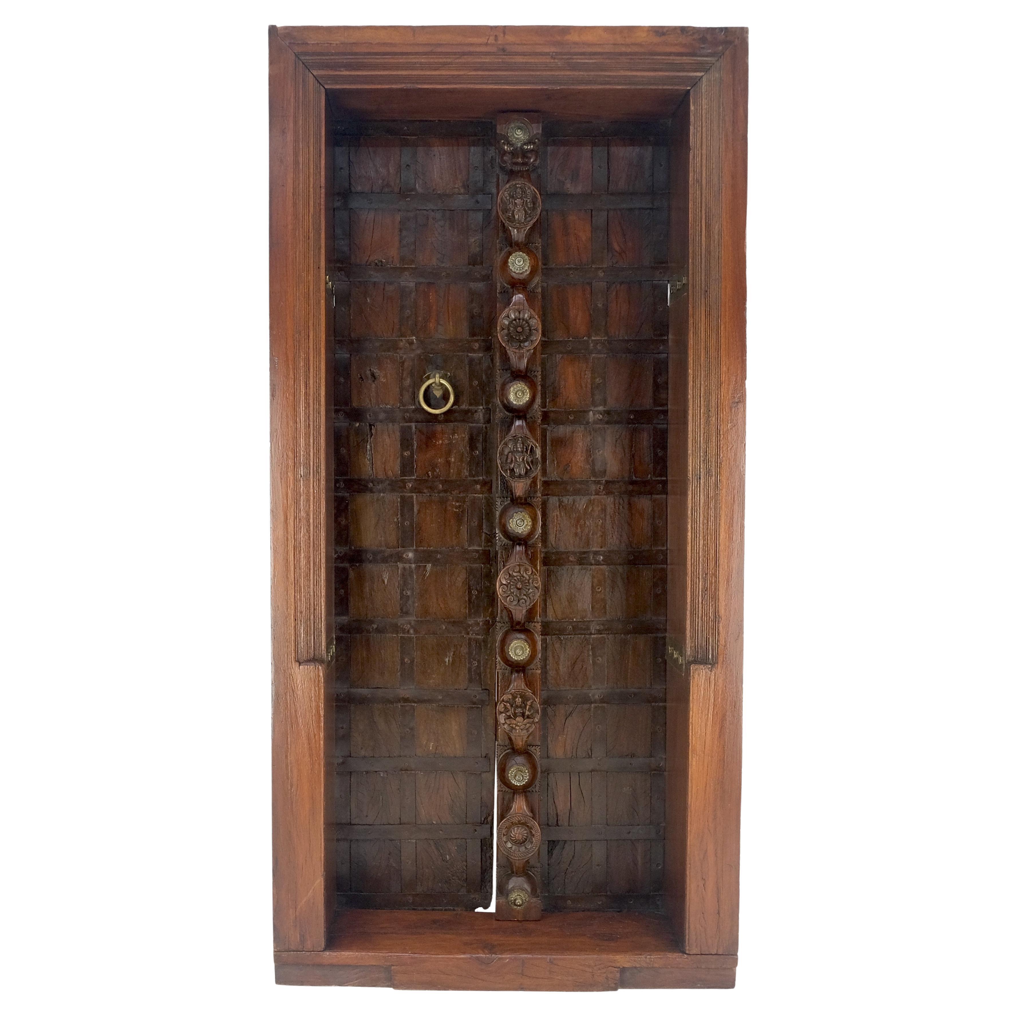 Sud-asiatique Double porte française en teck massif lourdement sculpté avec cadre Antique Decorative en vente