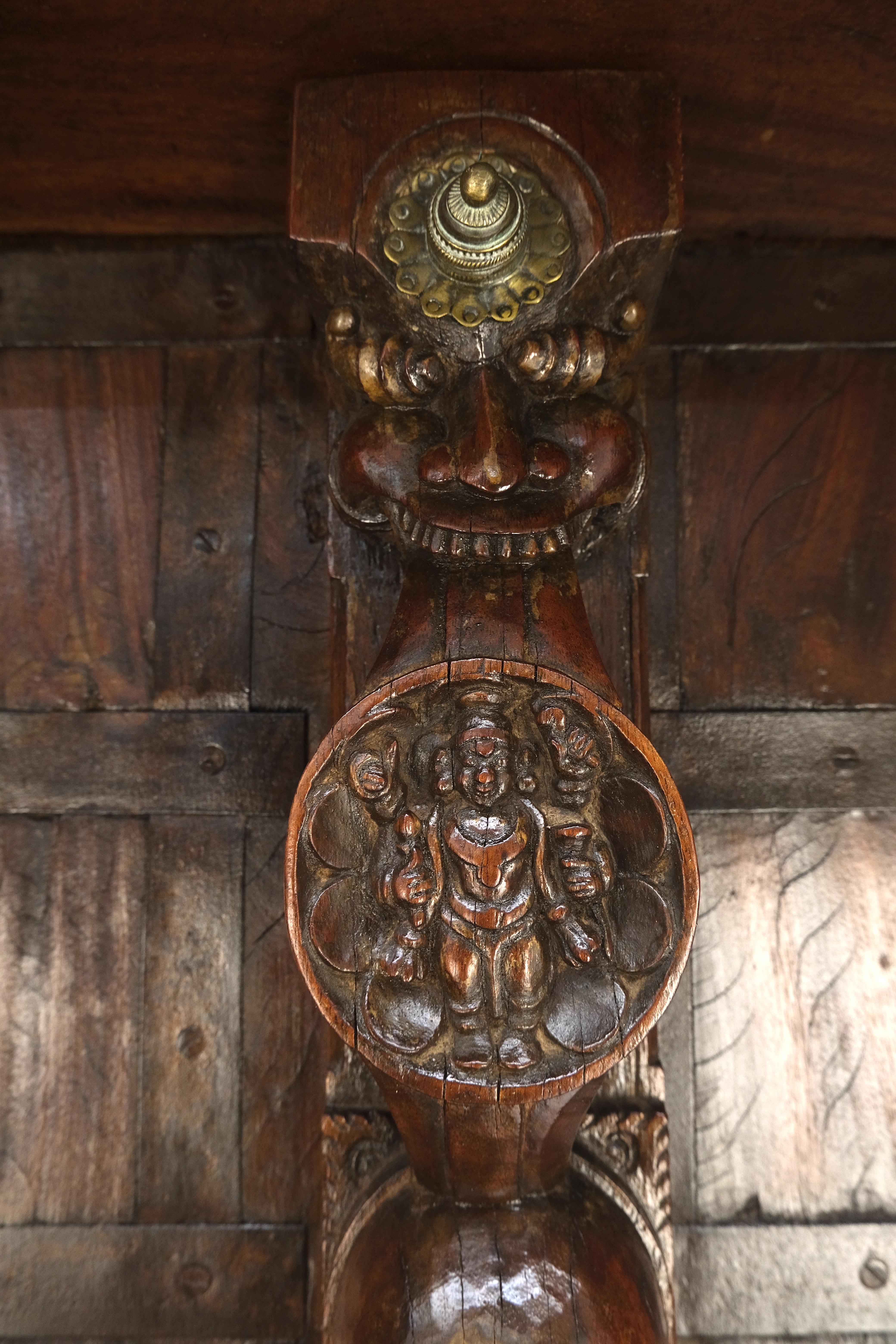 20ième siècle Double porte française en teck massif lourdement sculpté avec cadre Antique Decorative en vente