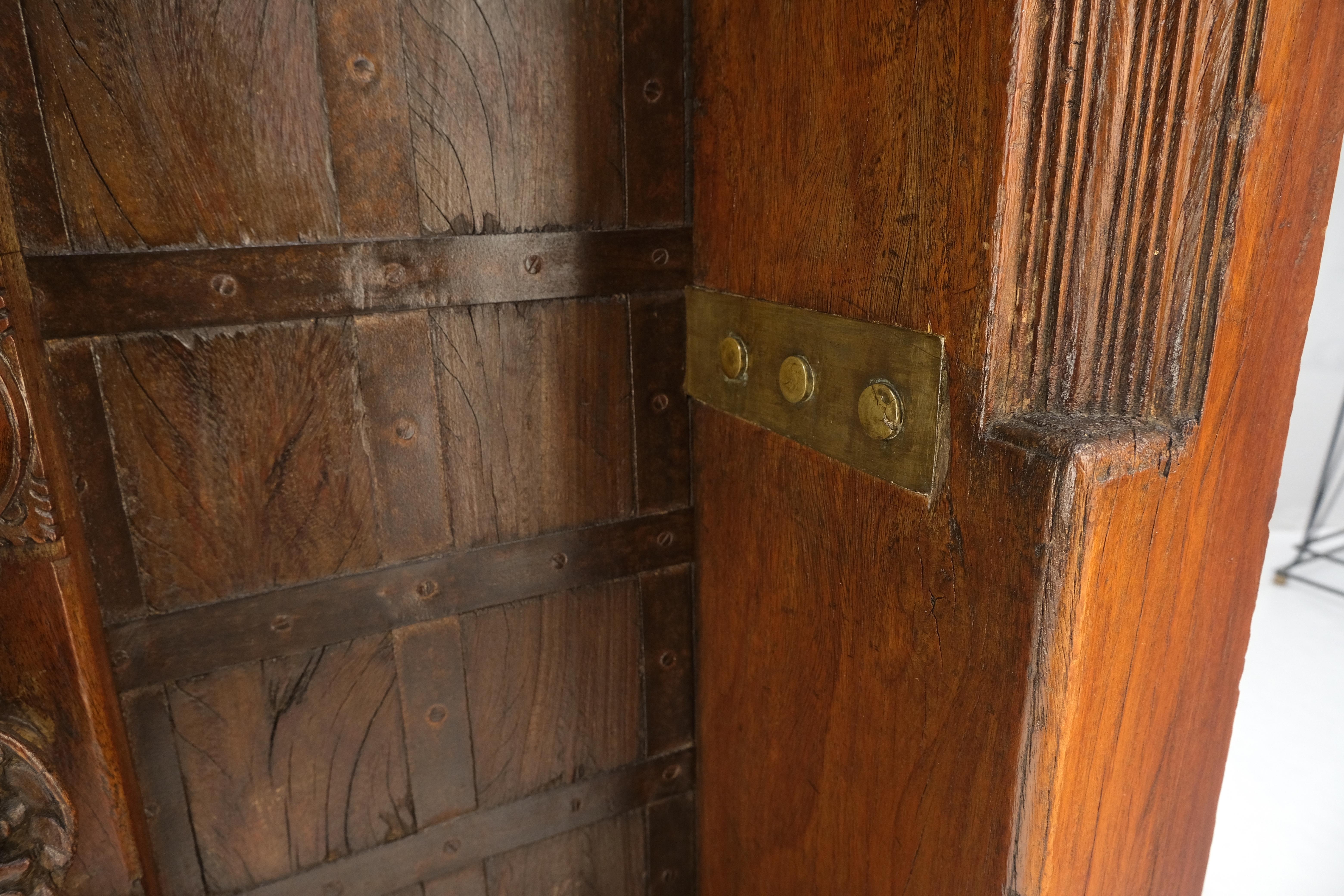 Teck Double porte française en teck massif lourdement sculpté avec cadre Antique Decorative en vente