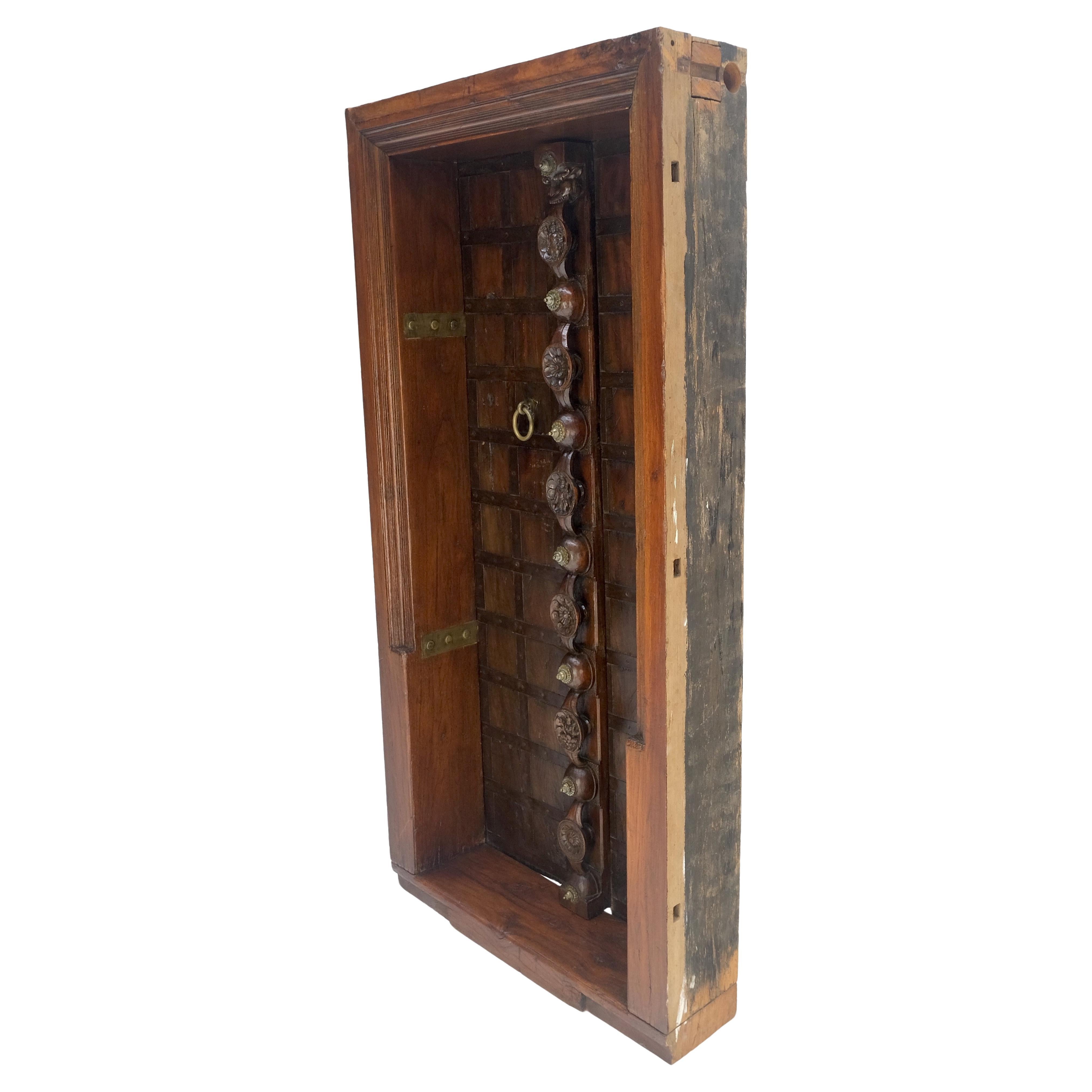 Double porte française en teck massif lourdement sculpté avec cadre Antique Decorative en vente