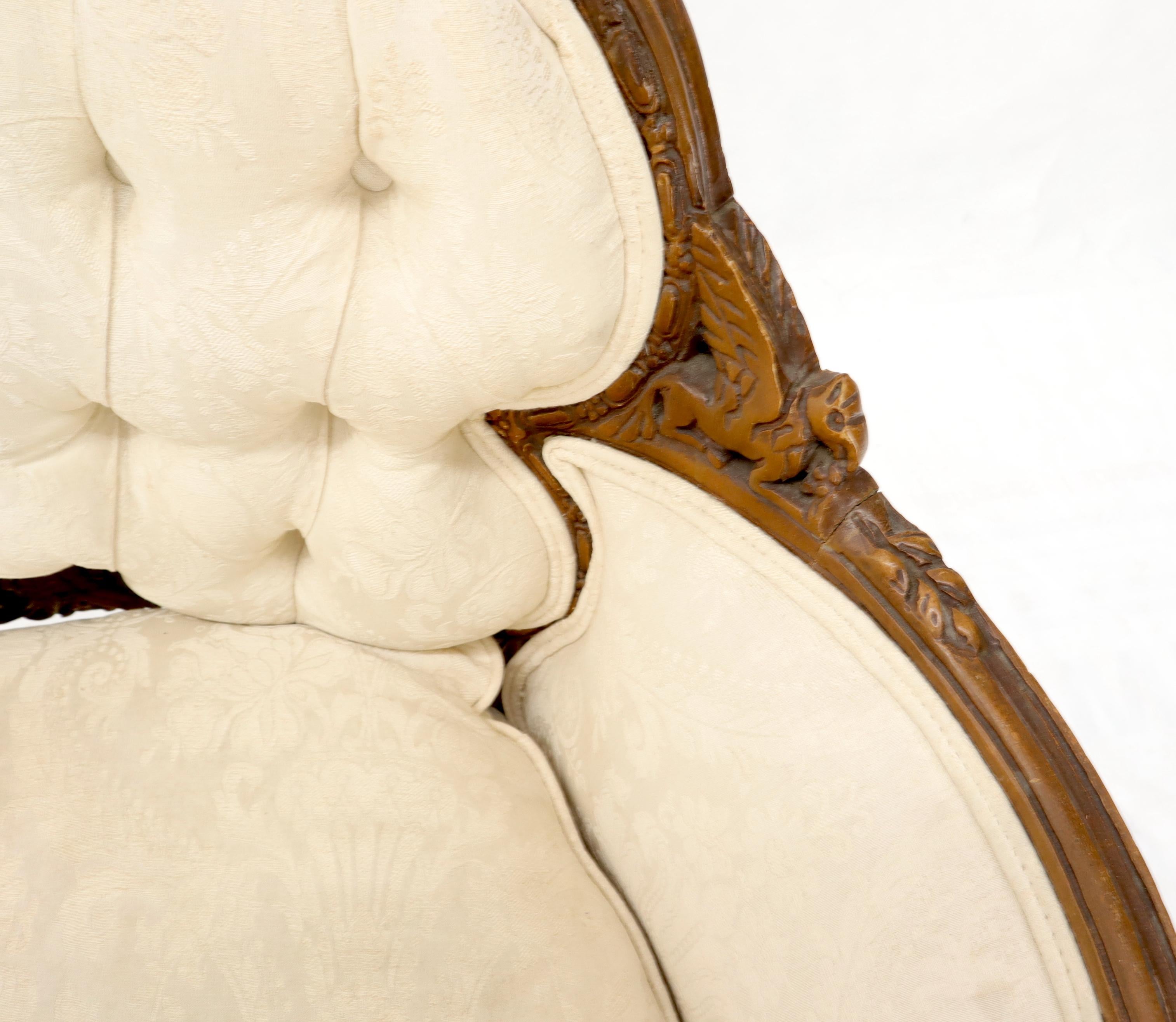 Noyer Chaise longue à large assise en noyer fortement sculpté en vente