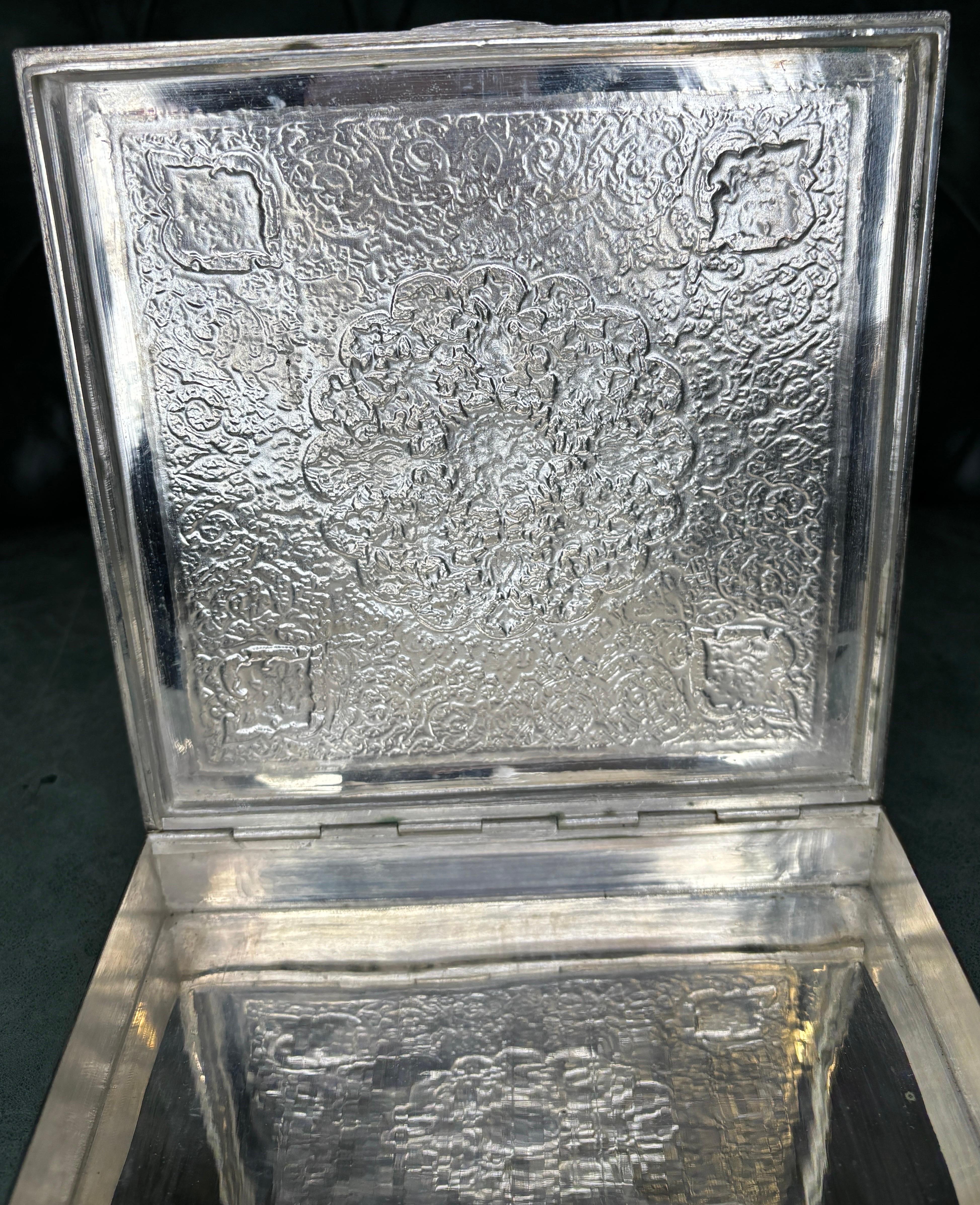 Boîte à bijoux en argent ciselé à la main, richement décorée, de style persan et islamique 7
