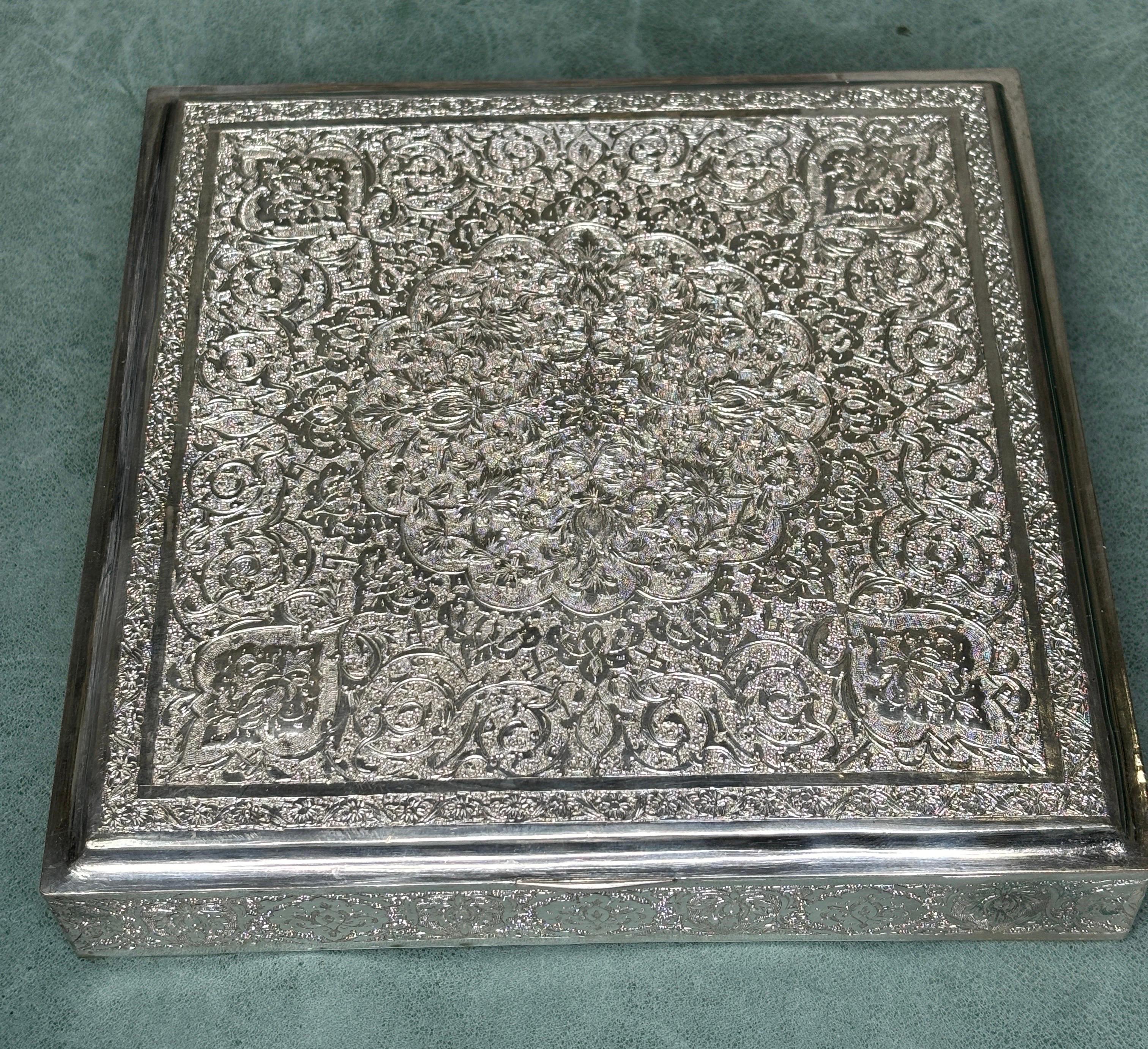 Boîte à bijoux en argent ciselé à la main, richement décorée, de style persan et islamique Unisexe en vente