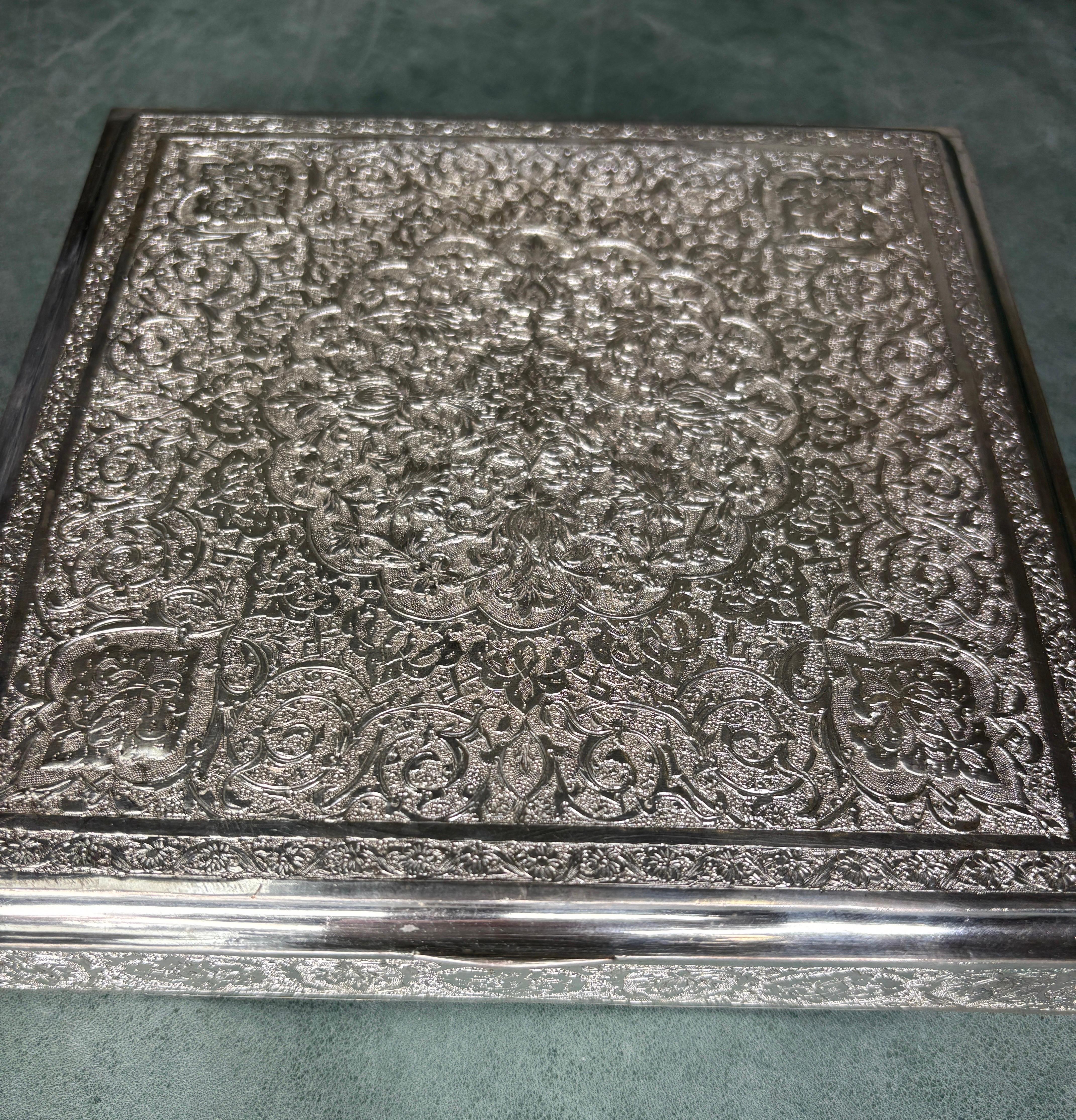 Boîte à bijoux en argent ciselé à la main, richement décorée, de style persan et islamique en vente 2