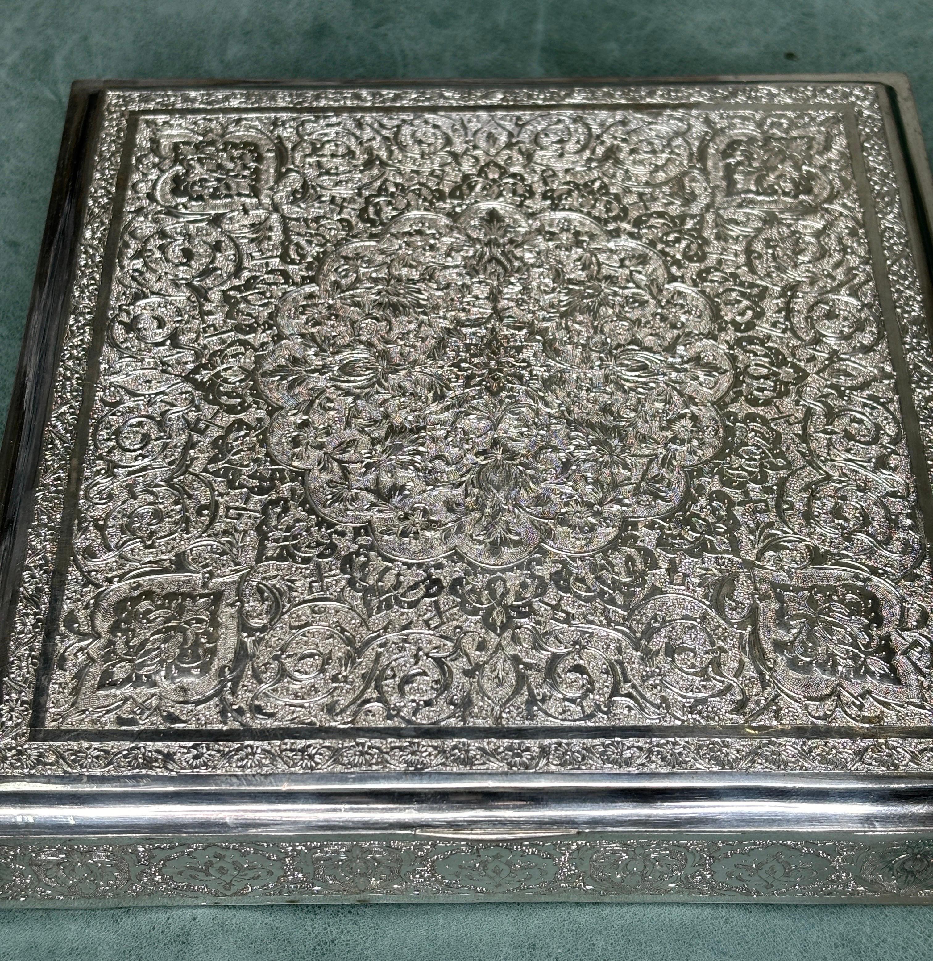 Boîte à bijoux en argent ciselé à la main, richement décorée, de style persan et islamique en vente 3