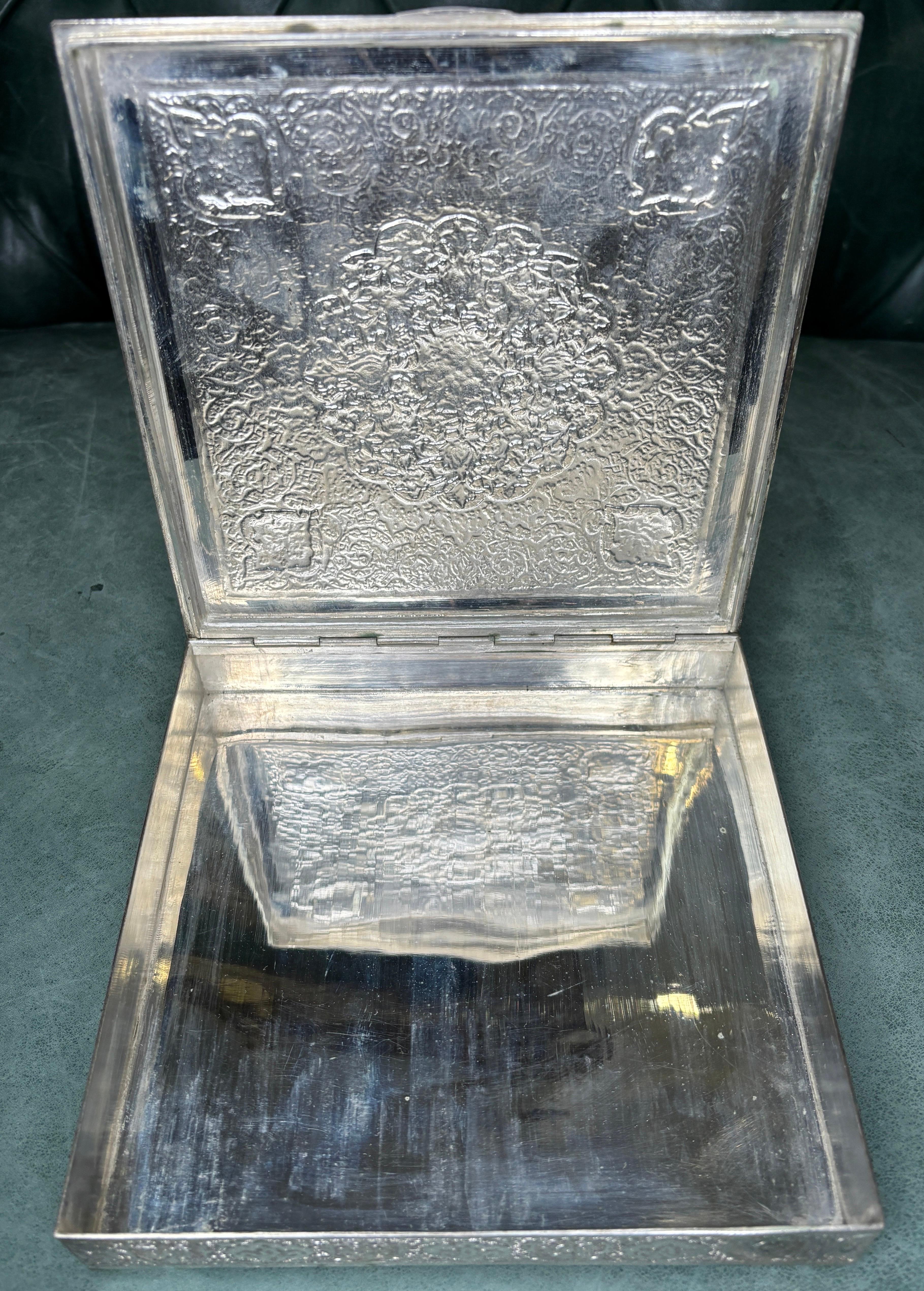 Boîte à bijoux en argent ciselé à la main, richement décorée, de style persan et islamique en vente 5