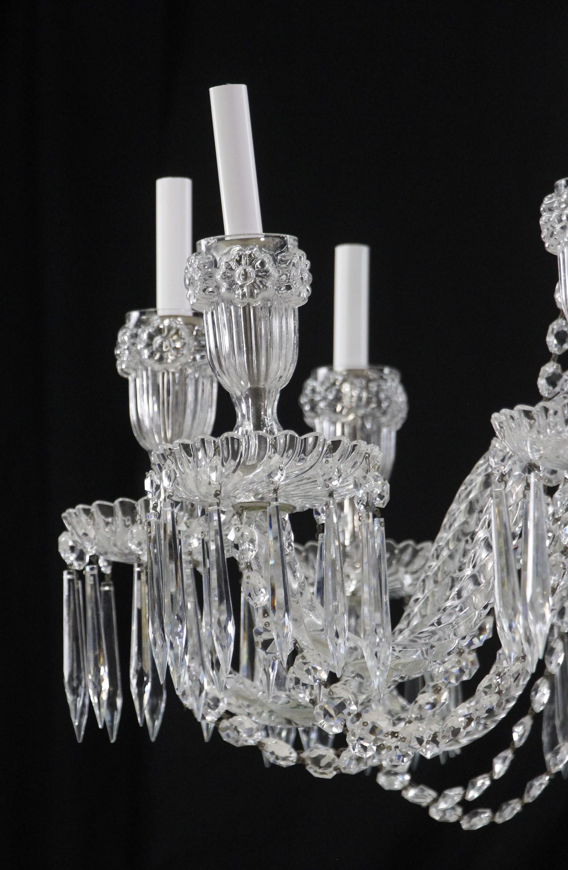 20ième siècle Lustre en cristal très drapé 12 lumières Bras tressés en vente