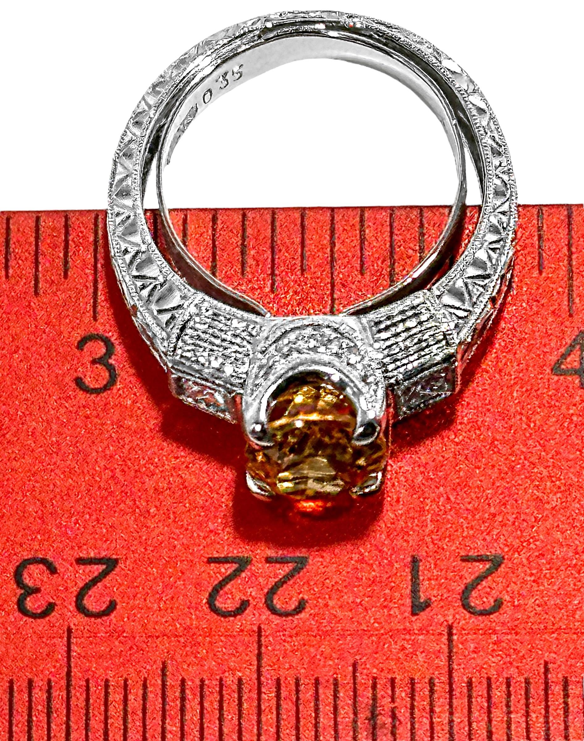 Schwer gravierter Ring aus 18 Karat Weißgold im antikenen Stil mit Goldtopas und Diamanten im antiken Stil im Angebot 5