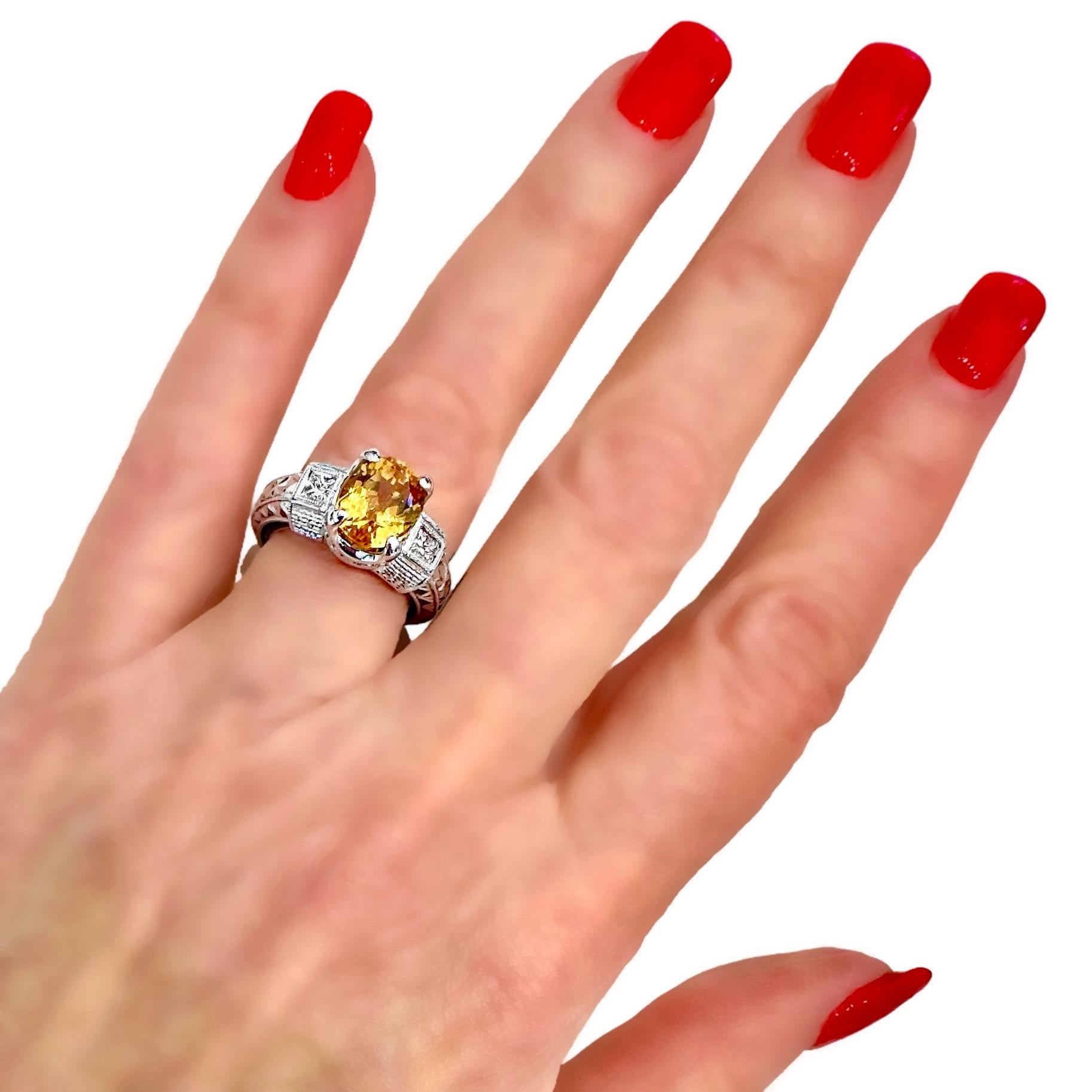 Schwer gravierter Ring aus 18 Karat Weißgold im antikenen Stil mit Goldtopas und Diamanten im antiken Stil im Angebot 6