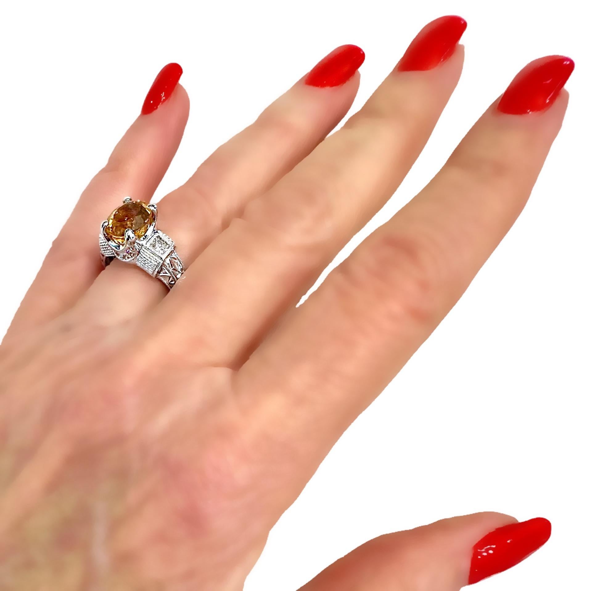Schwer gravierter Ring aus 18 Karat Weißgold im antikenen Stil mit Goldtopas und Diamanten im antiken Stil im Angebot 7
