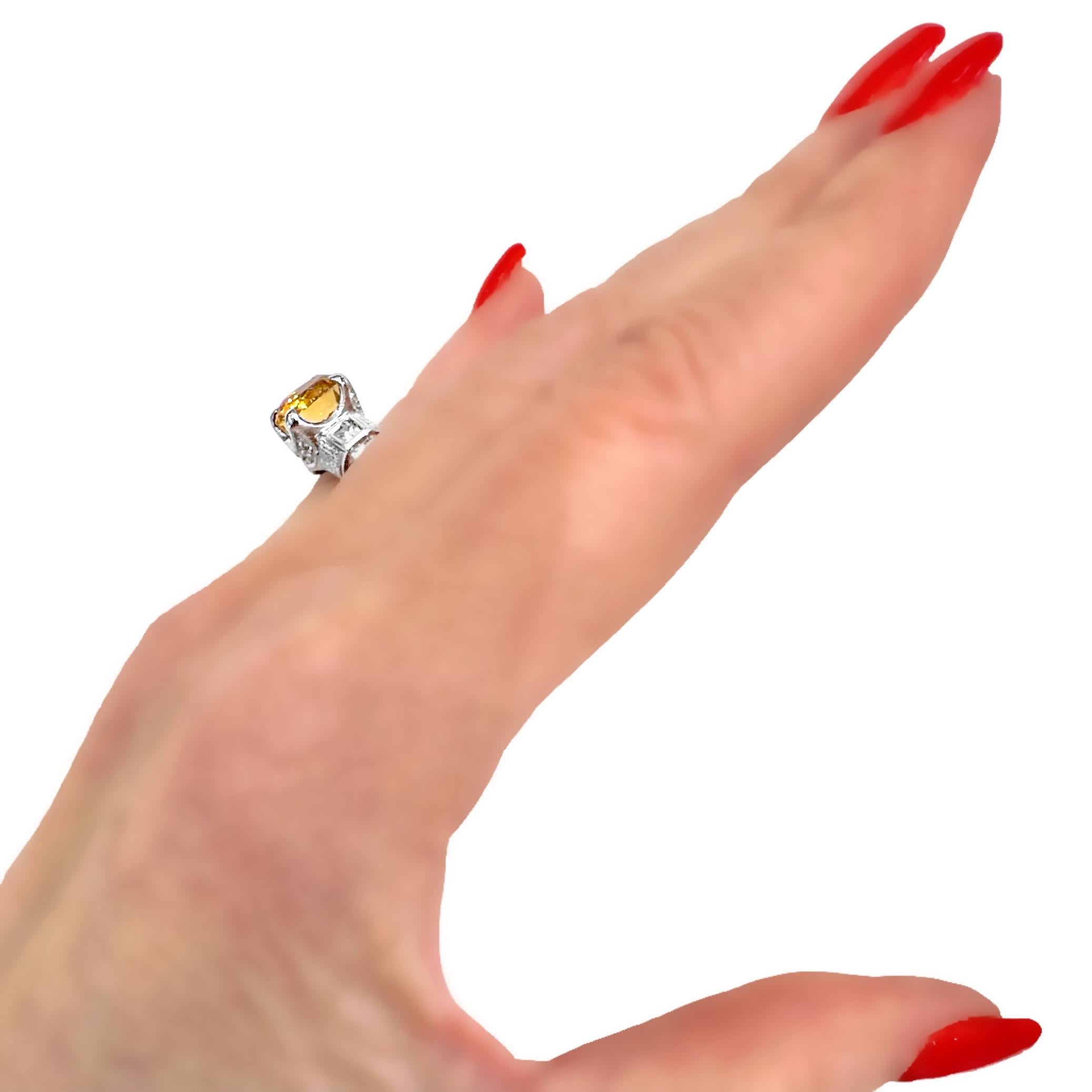 Schwer gravierter Ring aus 18 Karat Weißgold im antikenen Stil mit Goldtopas und Diamanten im antiken Stil im Angebot 9
