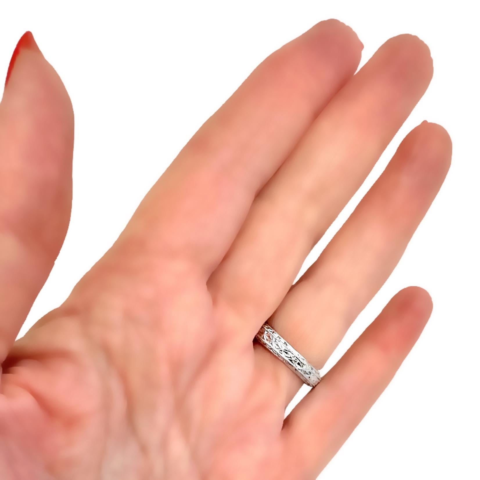 Schwer gravierter Ring aus 18 Karat Weißgold im antikenen Stil mit Goldtopas und Diamanten im antiken Stil im Angebot 10