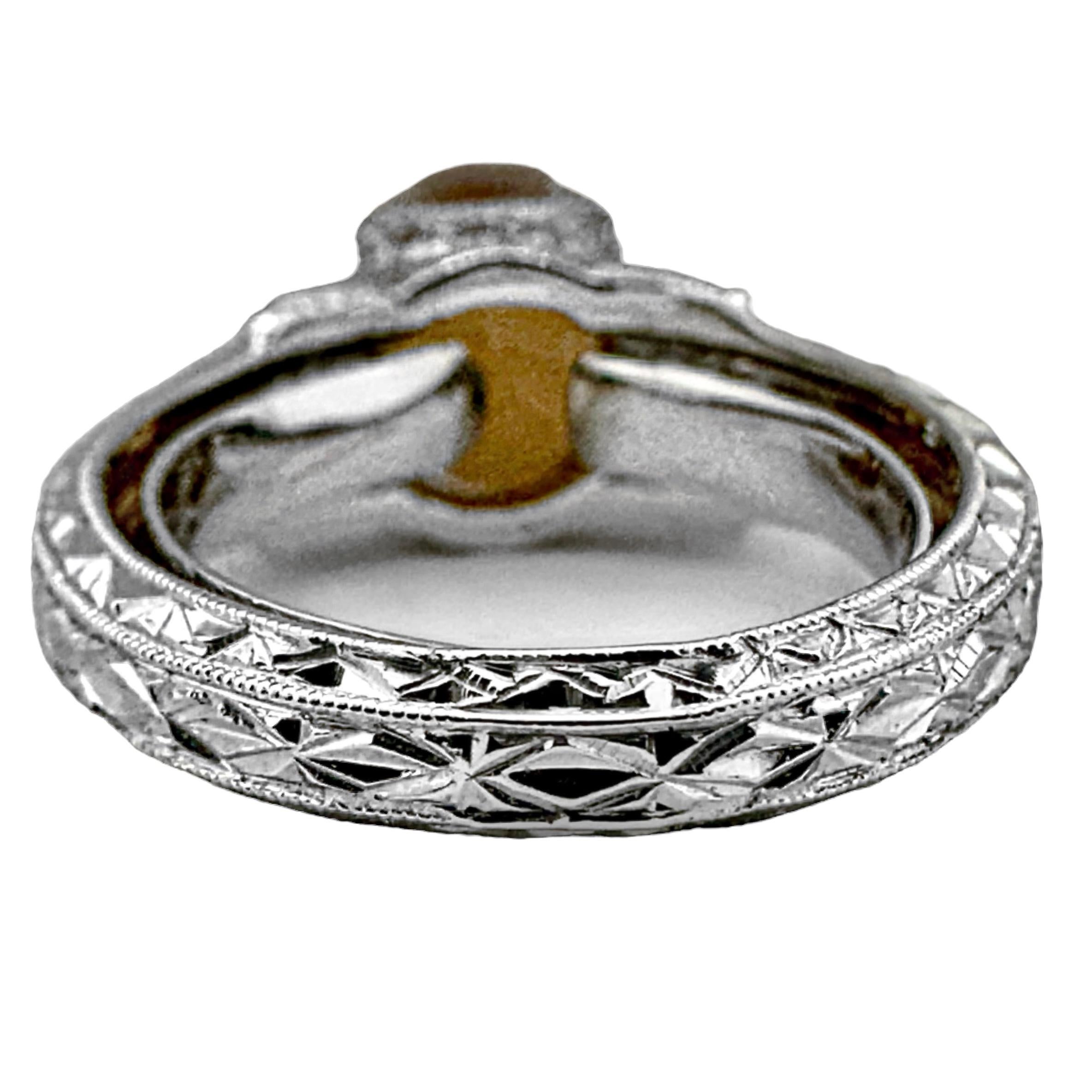 Schwer gravierter Ring aus 18 Karat Weißgold im antikenen Stil mit Goldtopas und Diamanten im antiken Stil im Zustand „Gut“ im Angebot in Palm Beach, FL