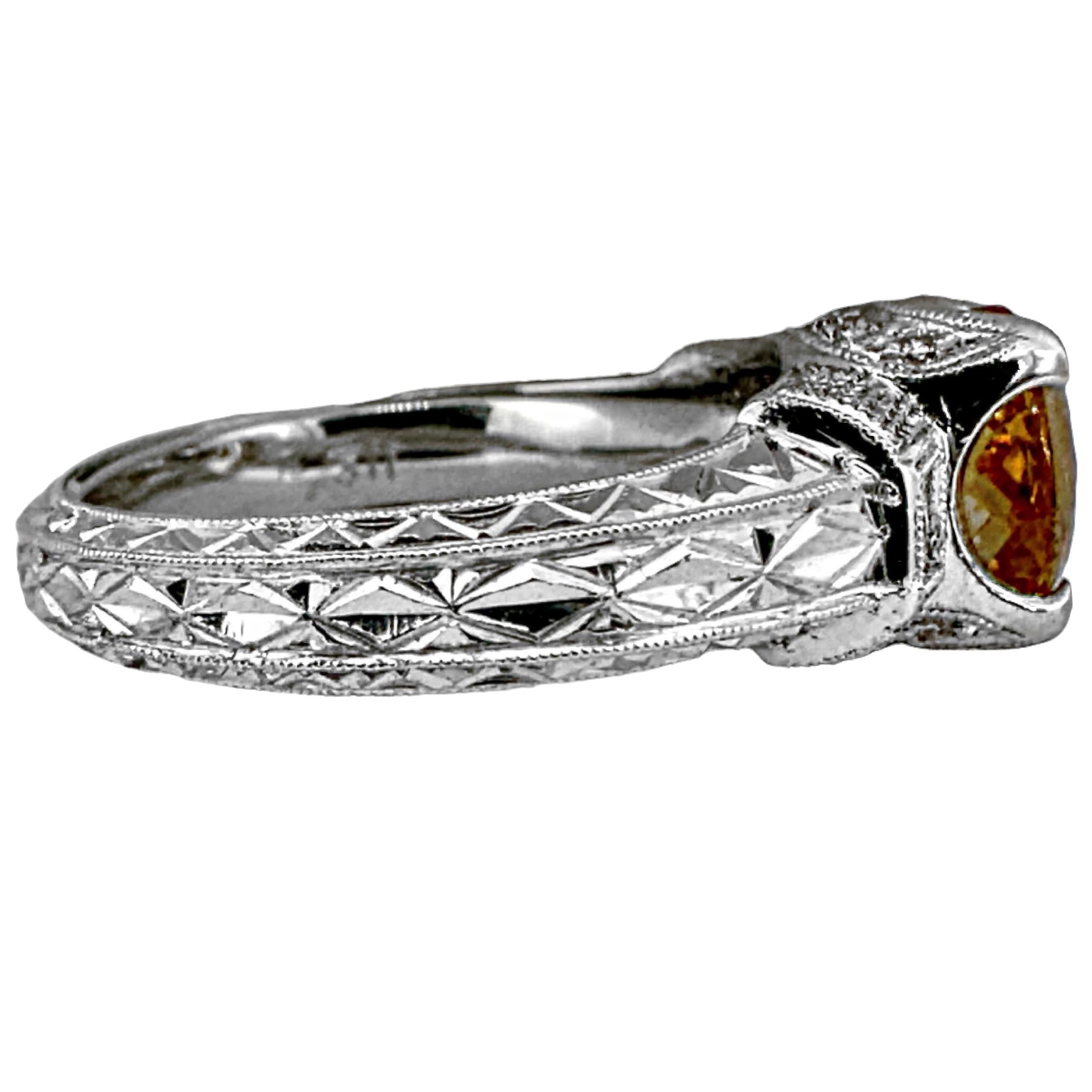 Schwer gravierter Ring aus 18 Karat Weißgold im antikenen Stil mit Goldtopas und Diamanten im antiken Stil Damen im Angebot