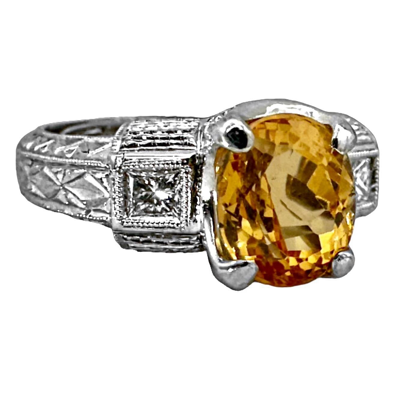 Schwer gravierter Ring aus 18 Karat Weißgold im antikenen Stil mit Goldtopas und Diamanten im antiken Stil im Angebot 1