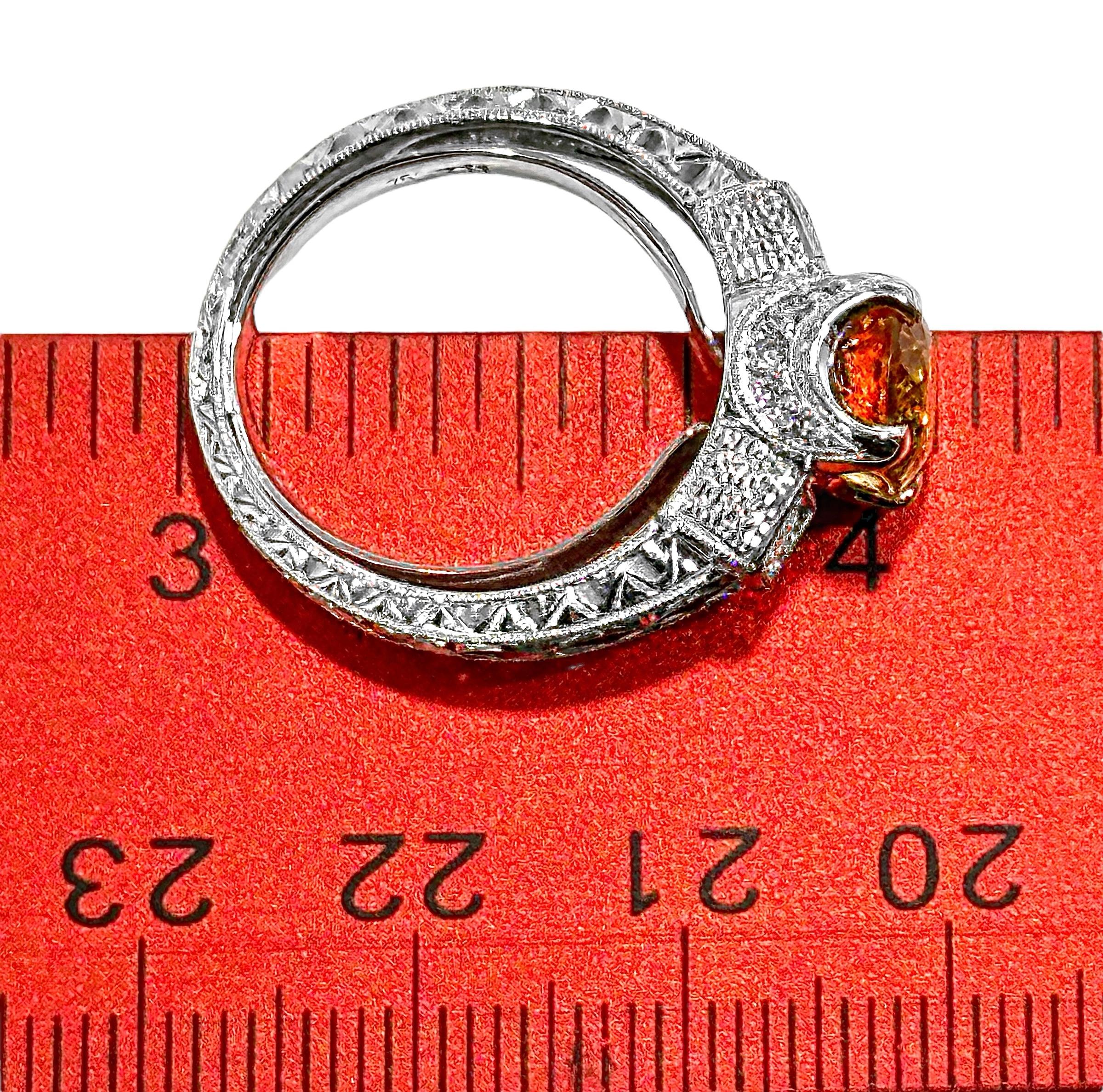 Schwer gravierter Ring aus 18 Karat Weißgold im antikenen Stil mit Goldtopas und Diamanten im antiken Stil im Angebot 4
