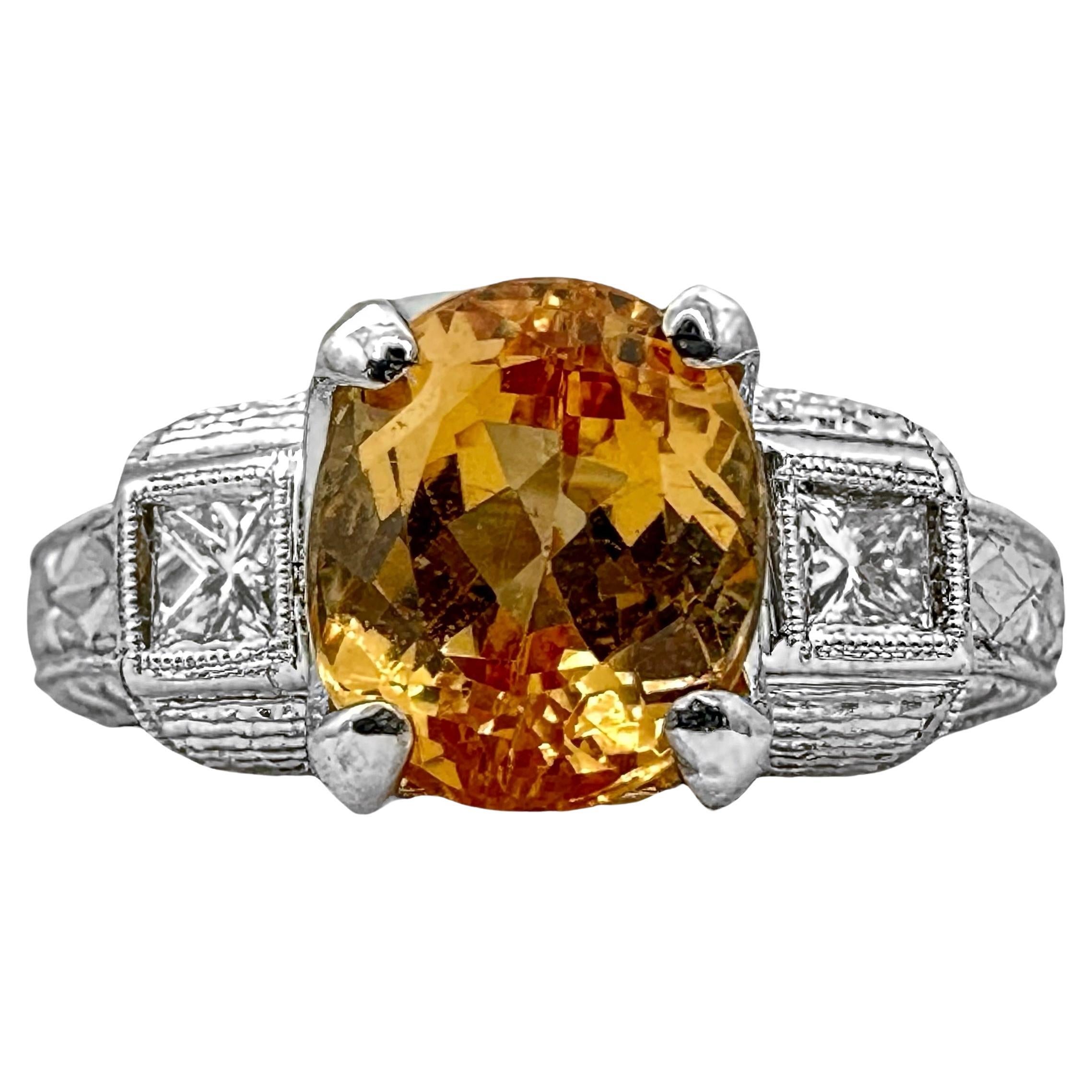 Schwer gravierter Ring aus 18 Karat Weißgold im antikenen Stil mit Goldtopas und Diamanten im antiken Stil im Angebot