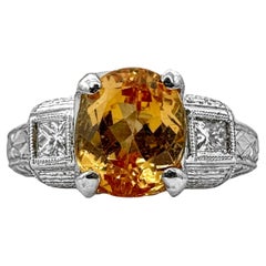 Anillo de oro blanco de 18 quilates de estilo antiguo muy grabado con topacio dorado y diamantes