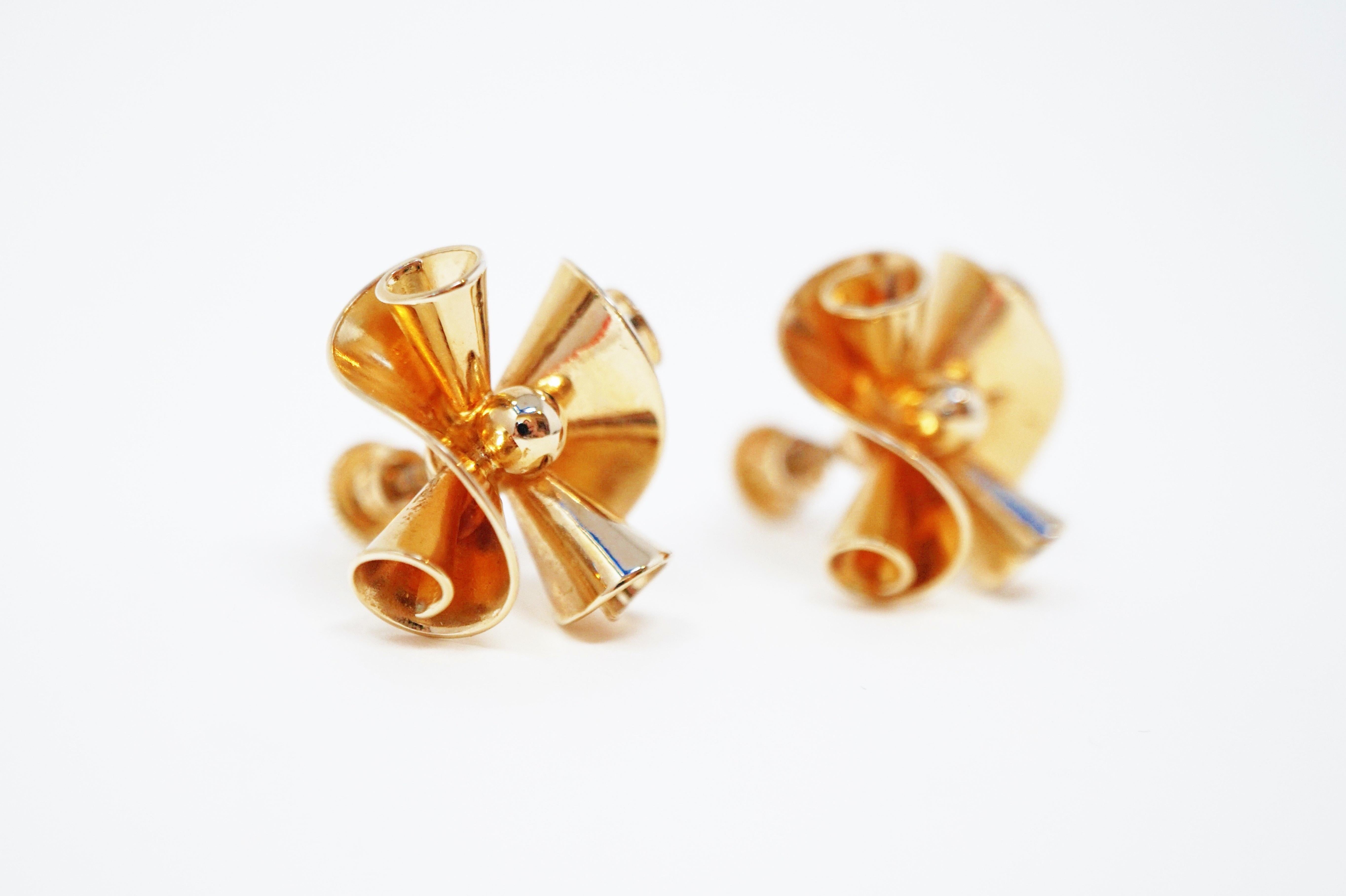 These vintage gilded scroll earrings by Barclay, circa 1950, are perfect for adding a touch of gorgeous golden shine to your look!  Great for holiday ensembles, evening outfits and other sophisticated styles.

ABOUT BARCLAY:
Barclay Jewelry Inc. was