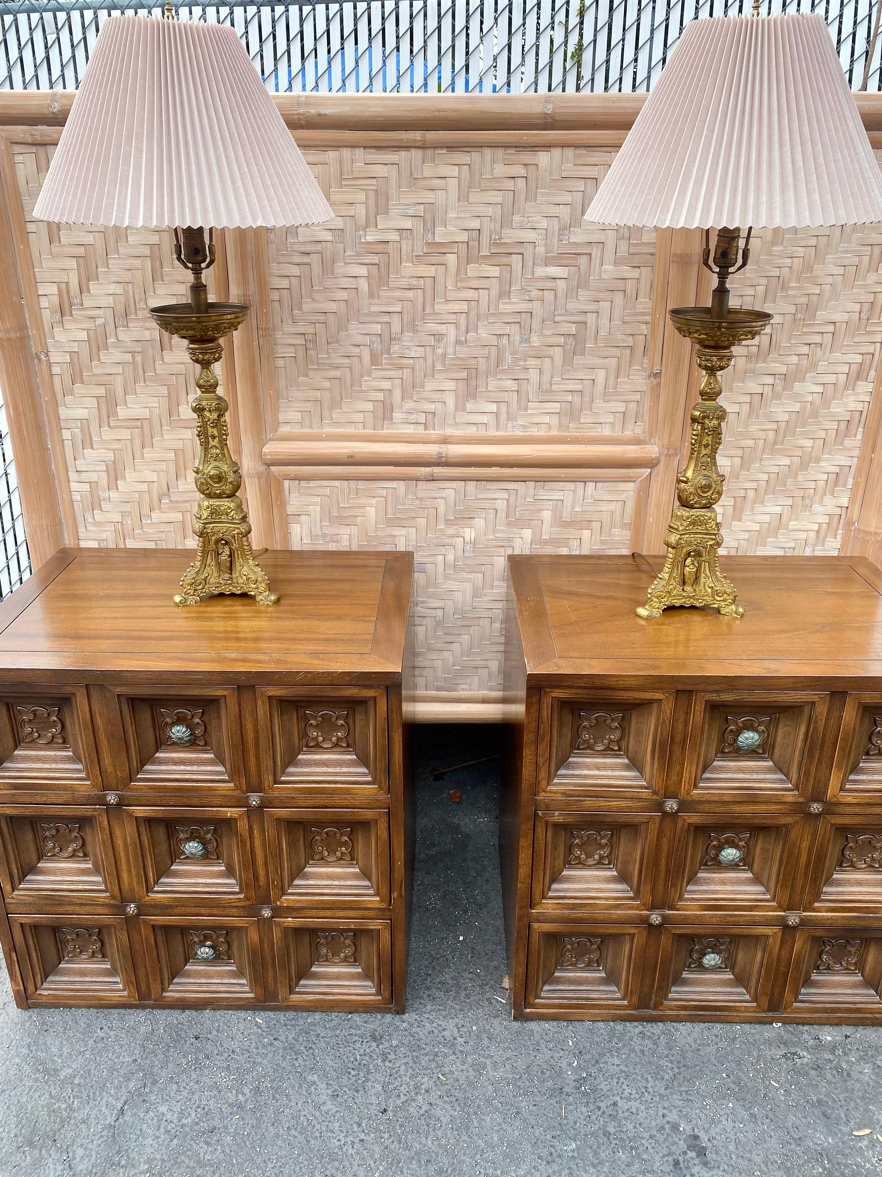 On offer on this occasion is one of the most stunning and bronze lamps you could hope to find. Outstanding design is exhibited throughout. The beautiful set is statement piece and packed with personality!  Just look at the gorgeous details on this