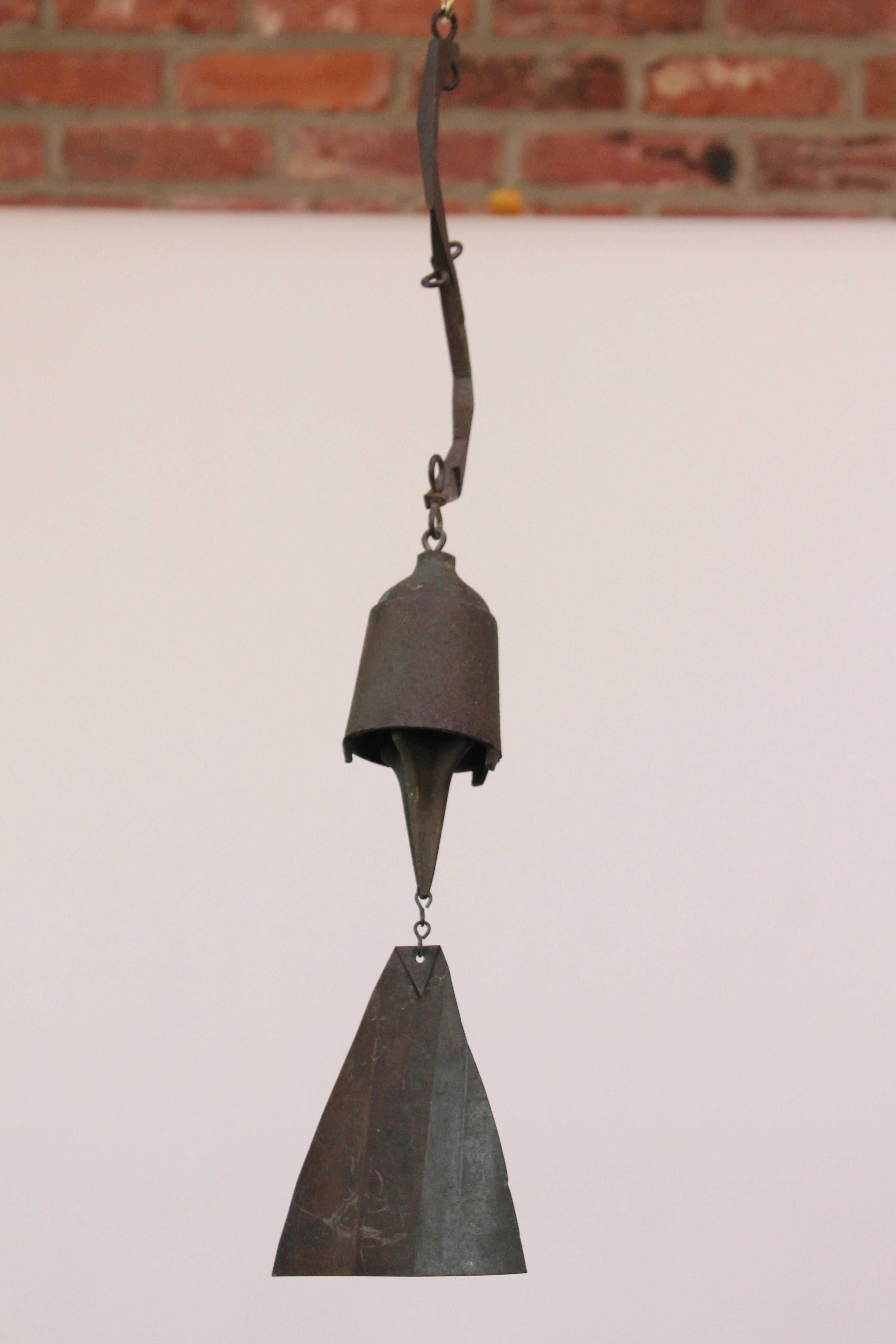 Vintage wind chime / bell designed by architect, Paolo Soleri for Arconsanti (the city he designed and built in Arizona in 1970).
Bronze cast elements with verdigris and heavily oxidized patina throughout from natural age and environmental