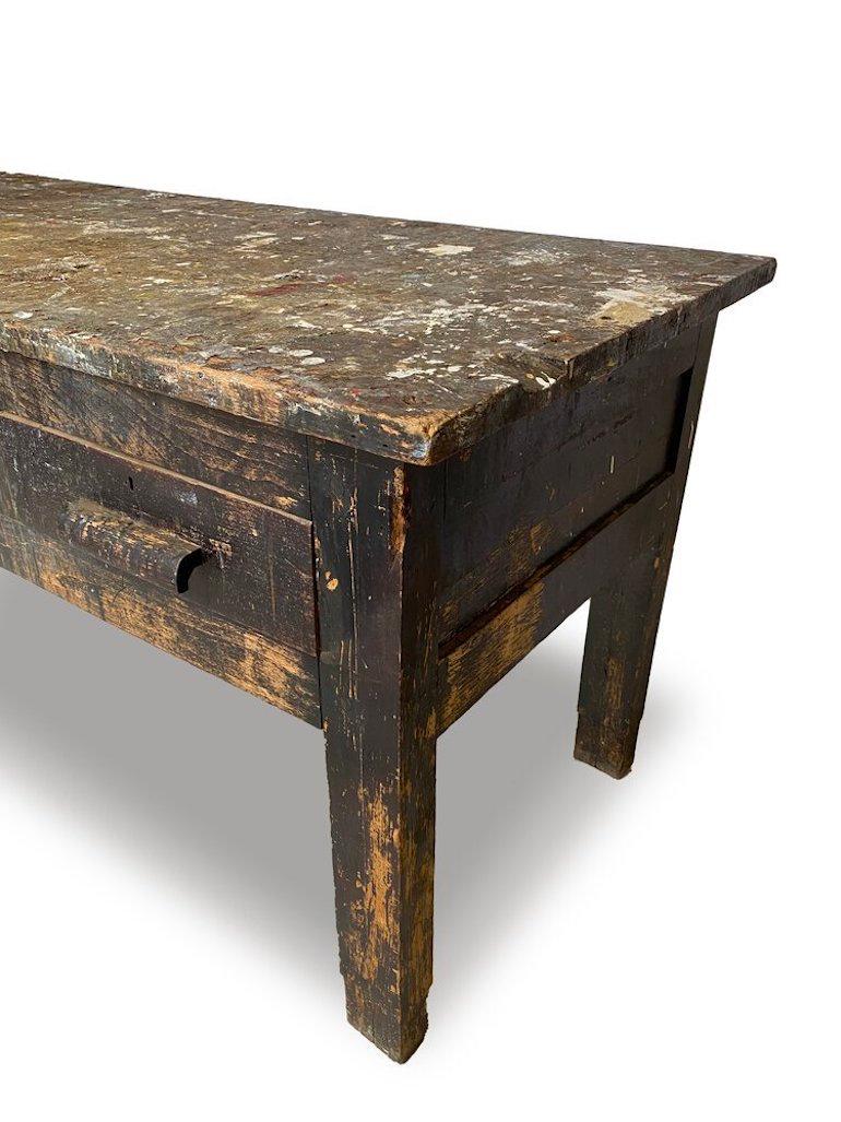 Rustique Table de travail utilitaire à trois tiroirs fortement patinée en vente