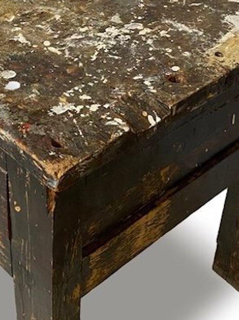 Belge Table de travail utilitaire à trois tiroirs fortement patinée en vente