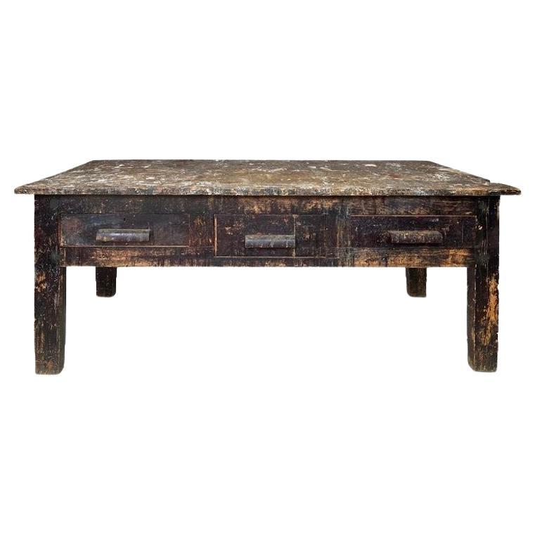 Table de travail utilitaire à trois tiroirs fortement patinée en vente