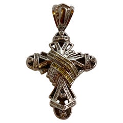 Pendentif croix en or blanc fortement plaqué or orné de pierres semi-précieuses