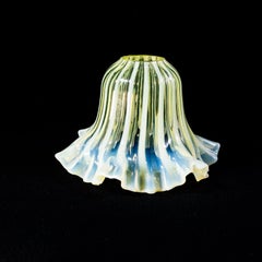 A pleated Vaseline shade, consisting of alternating stripes and a ruffled rim.