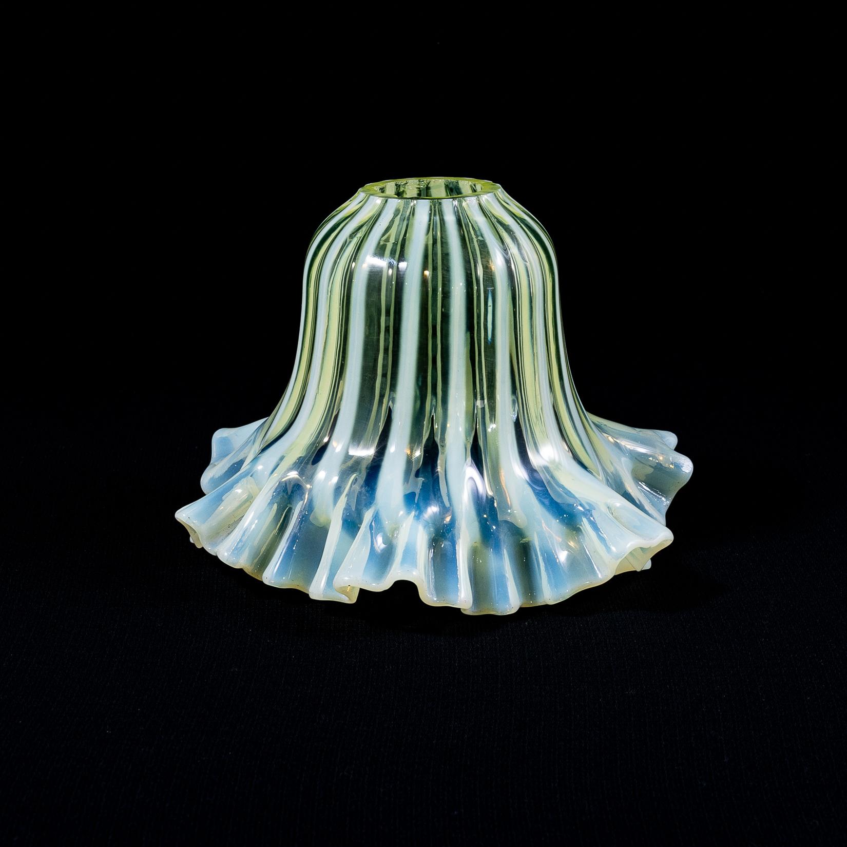 A pleated Vaseline shade, consisting of alternating stripes and a ruffled rim. In Good Condition For Sale In London, GB