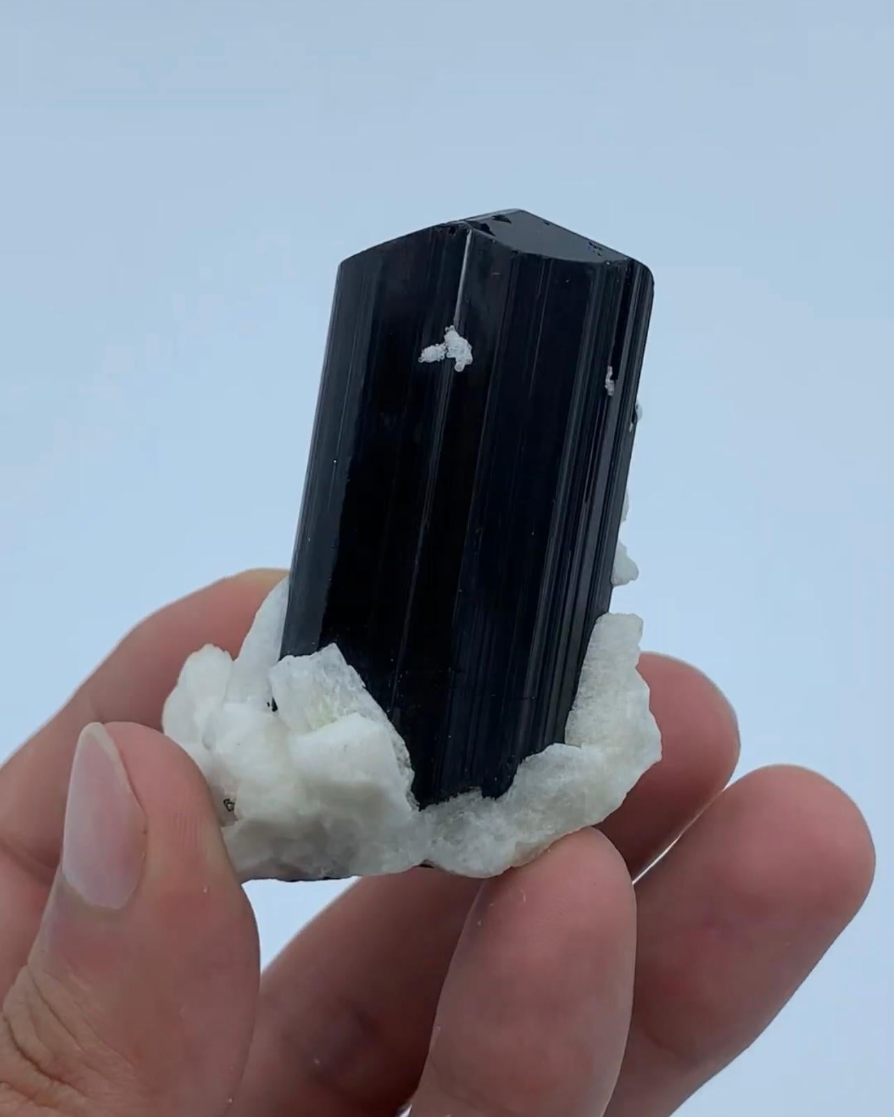 Heavily Sharp Striated Black Tourmaline Crystal On Albite From Afghanistan In Good Condition For Sale In Peshawar, PK