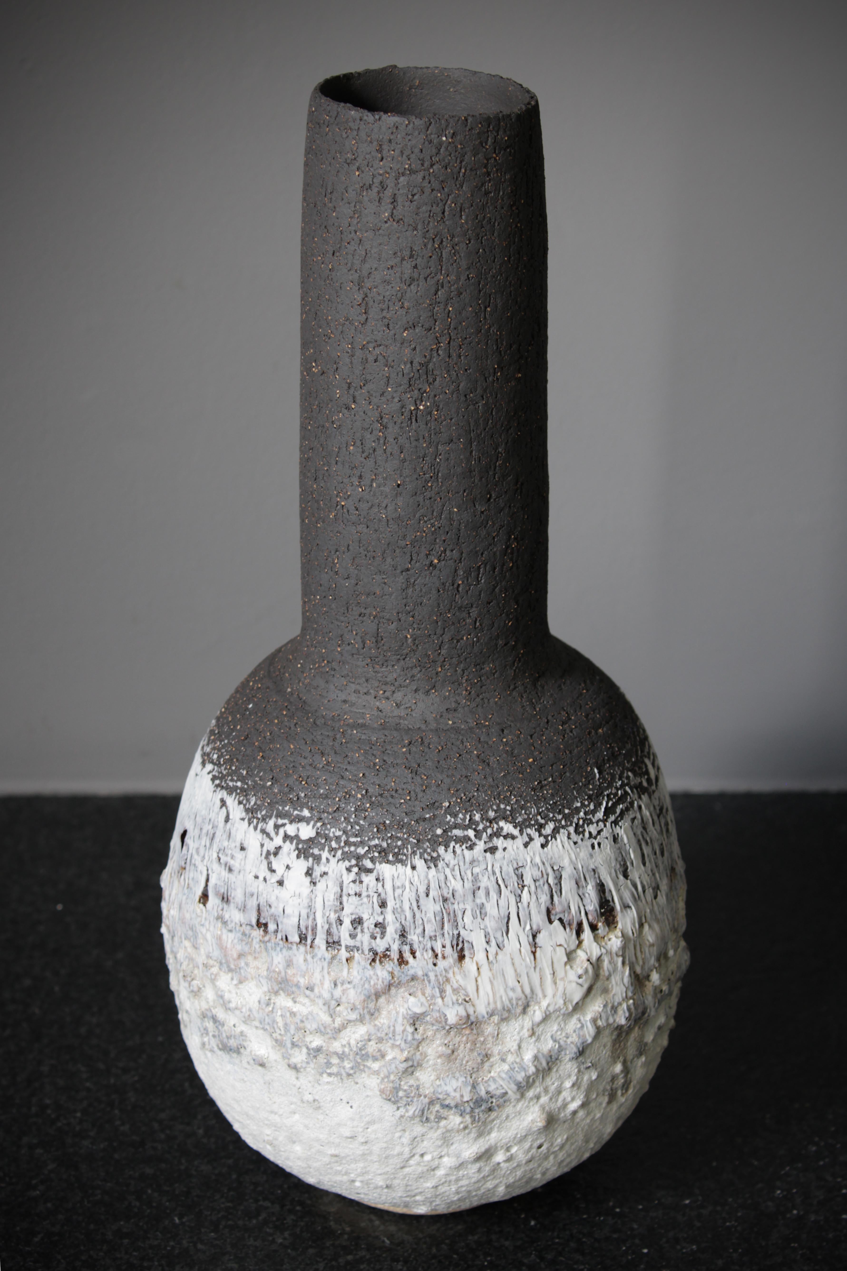 Moderno Vaso in porcellana e argilla Stoneware bianco e nero con texture pesante. in vendita