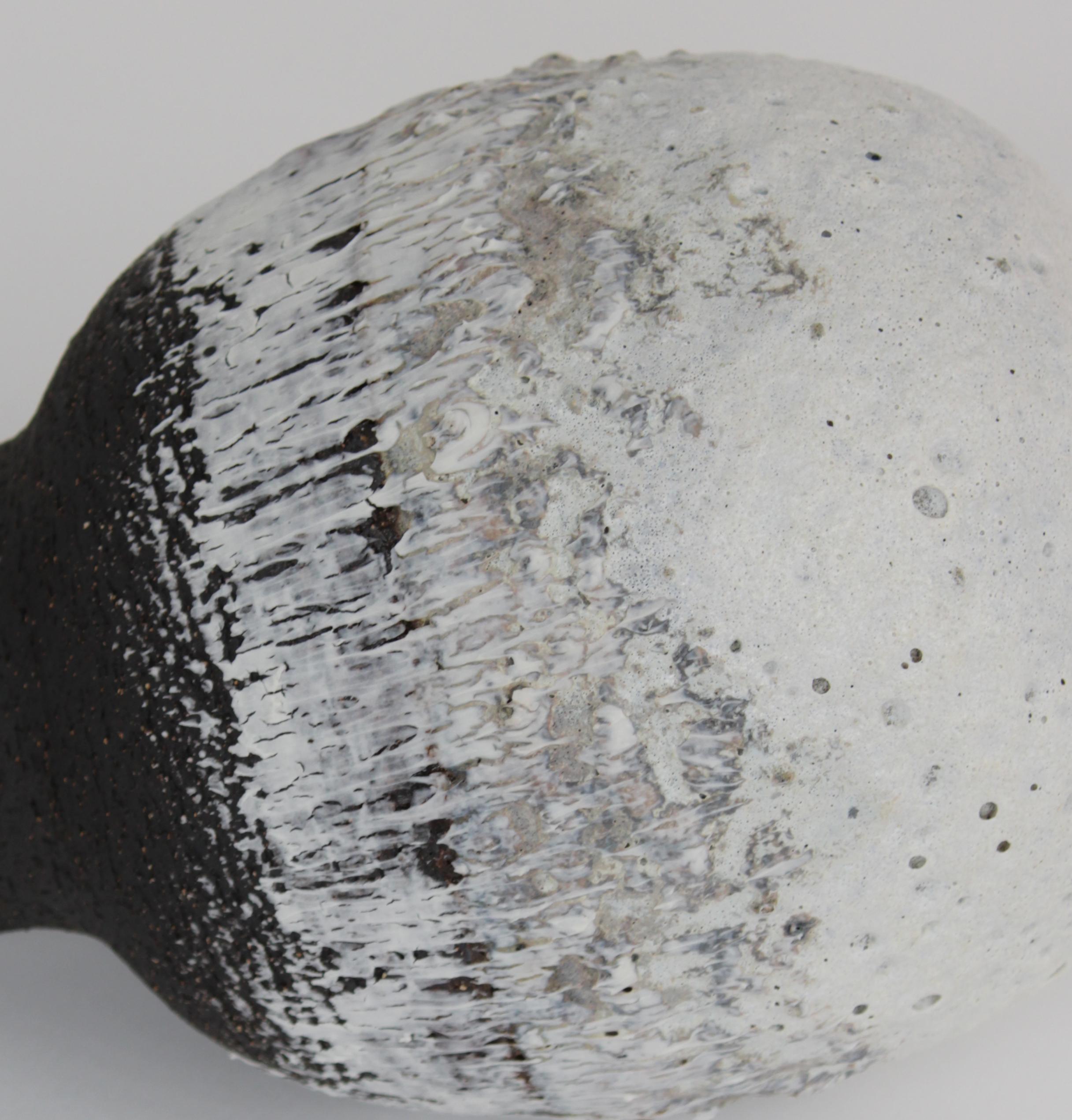 Lava-Flasche mit stark strukturierter Oberfläche aus weißem und schwarzem Steingut, Ton und Porzellangefäß (Britisch) im Angebot
