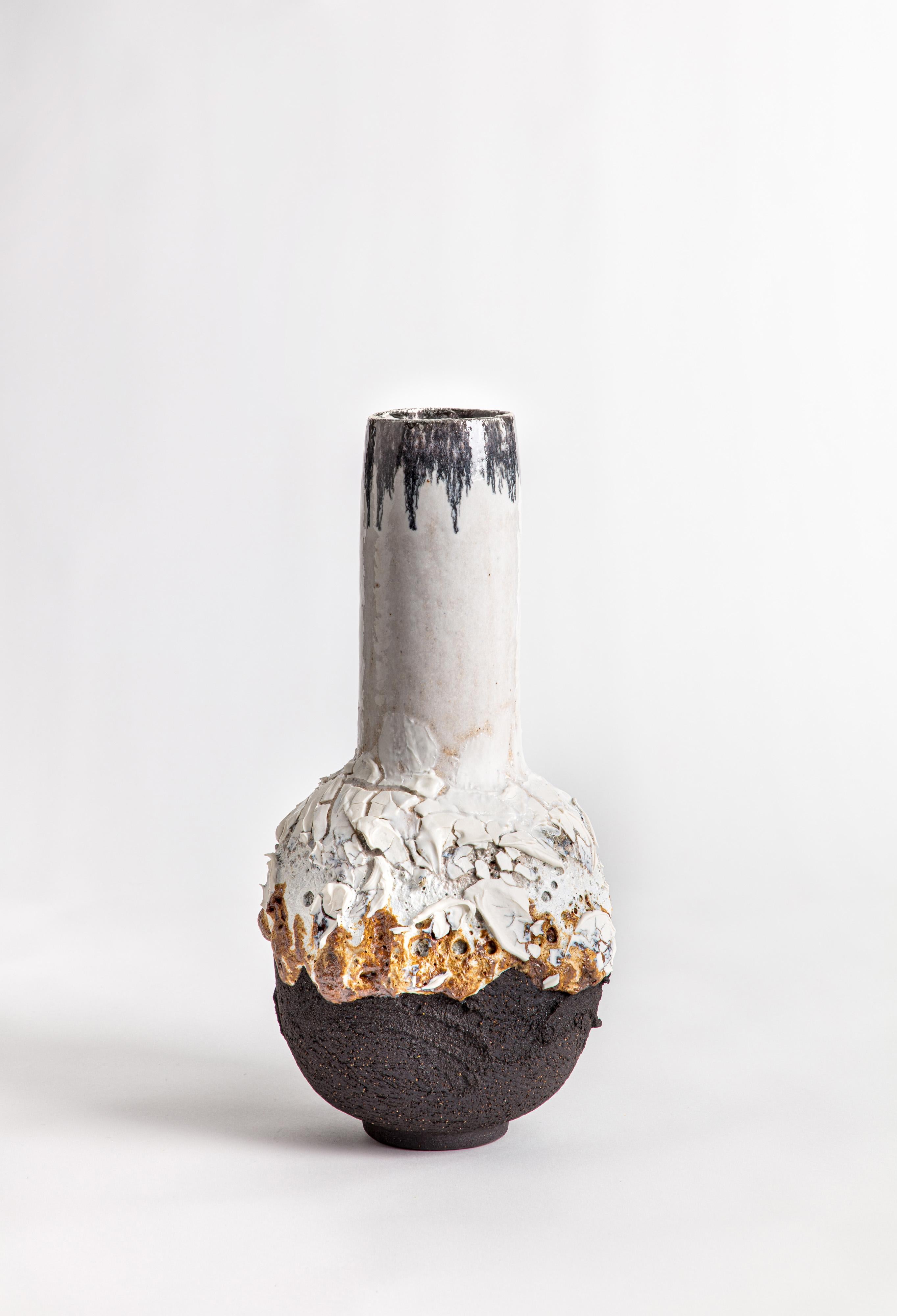 Lava-Flasche mit stark strukturierter Oberfläche aus weißem und schwarzem Steingut, Ton und Porzellangefäß (Handgefertigt) im Angebot