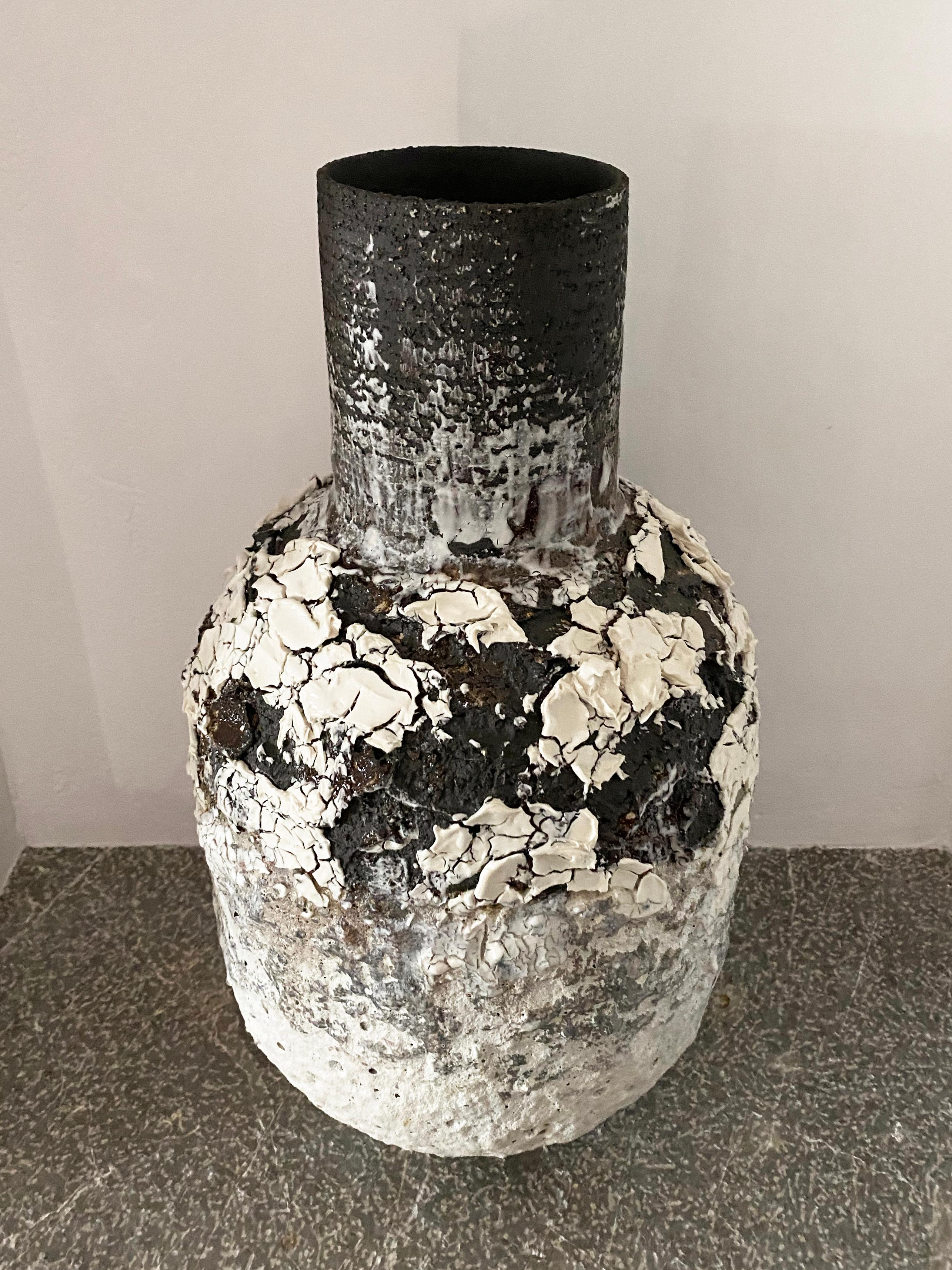 XXIe siècle et contemporain Bouteille fortement texturée en lave, grès blanc et noir et récipient en argile et porcelaine en vente