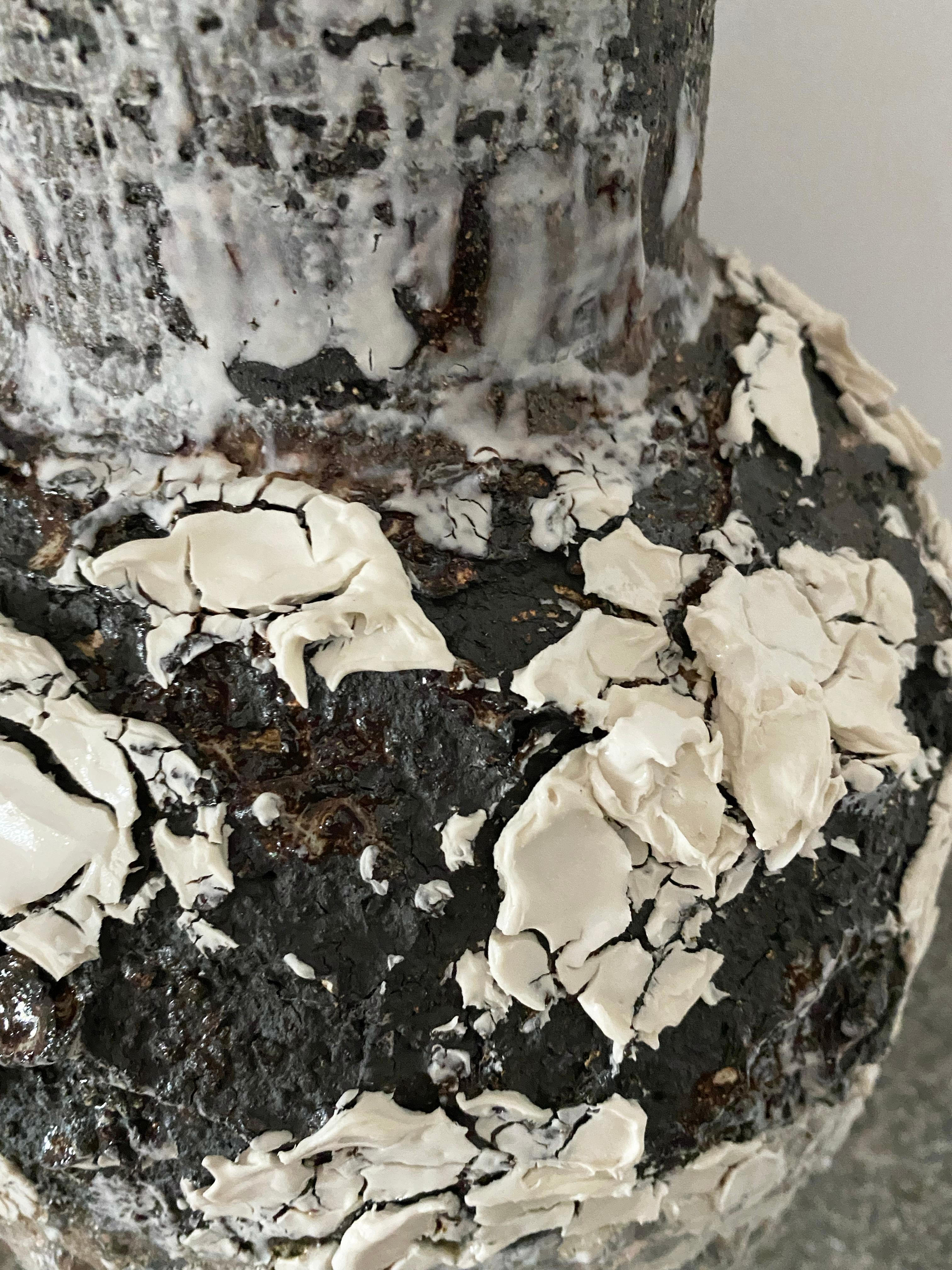 Lava-Flasche mit stark strukturierter Oberfläche aus weißem und schwarzem Steingut, Ton und Porzellangefäß im Angebot 1