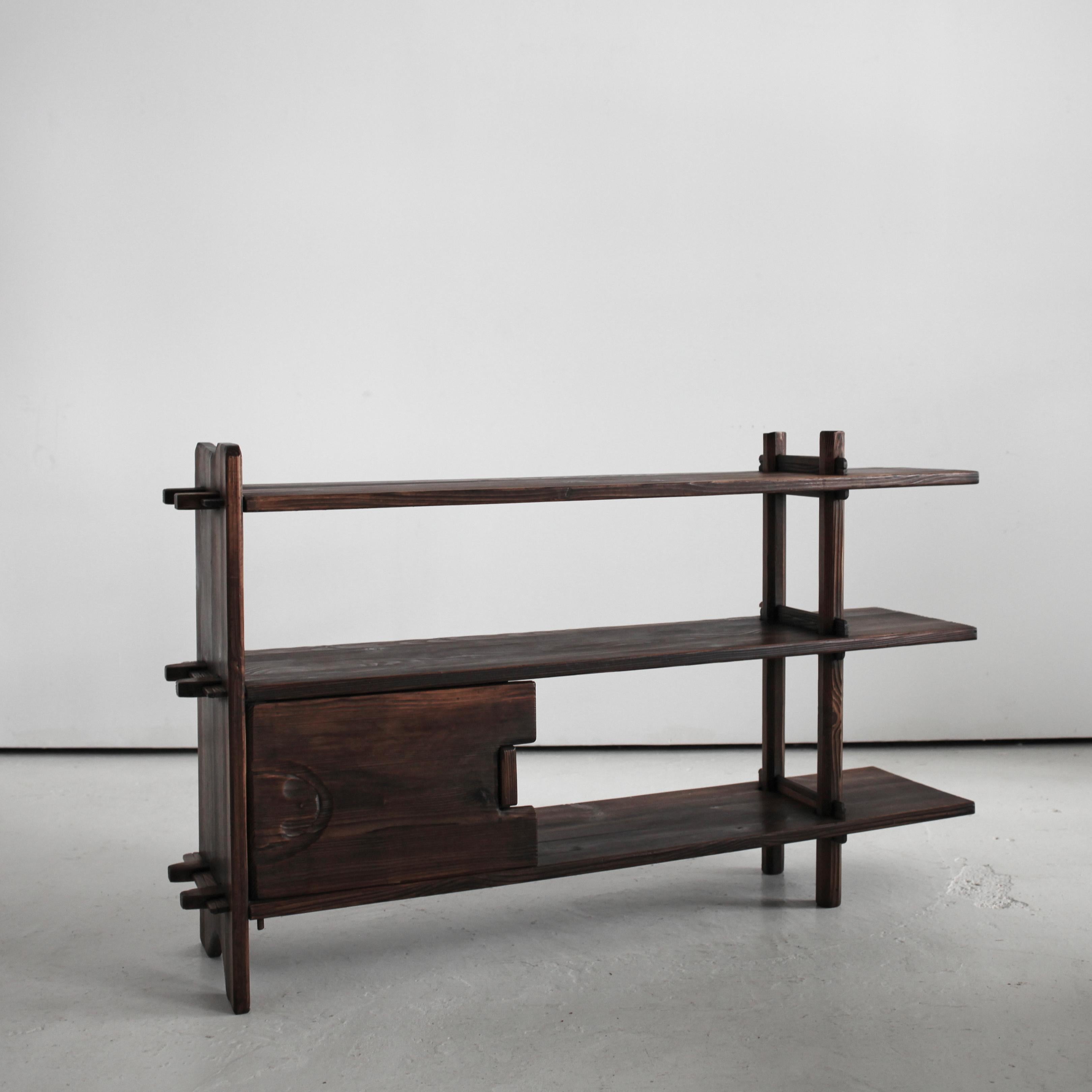 Un design semplice e ben realizzato, costruito quasi interamente con tasselli e chiodi di legno (anziché con chiodi).

Ricorda le opere di Axel Einar Hijorth e le finiture strutturate del laboratorio Marrolles.

può essere abbinato a una credenza