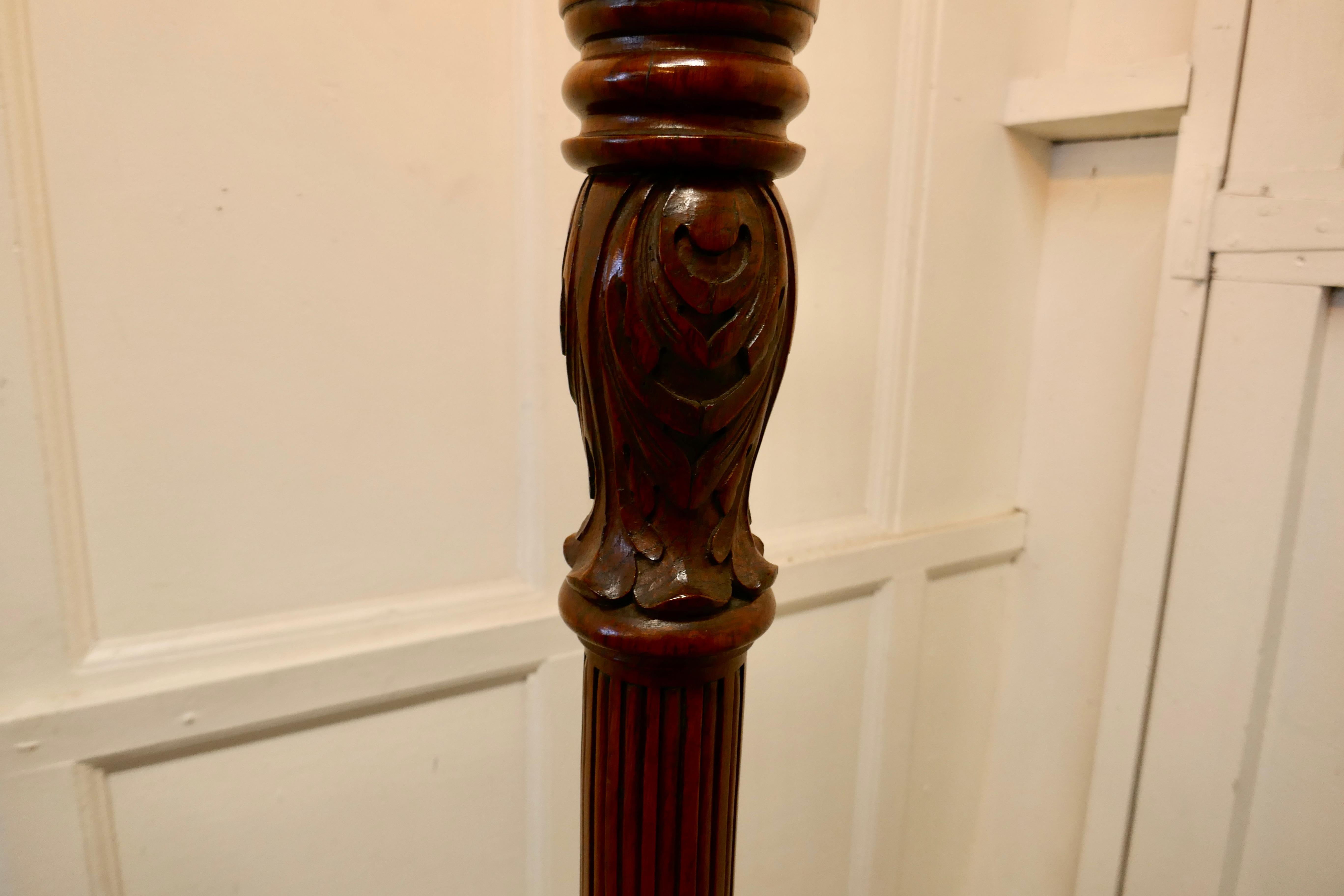 Heavily Turned Oak Floor Standing Lamp In Good Condition For Sale In Chillerton, Isle of Wight