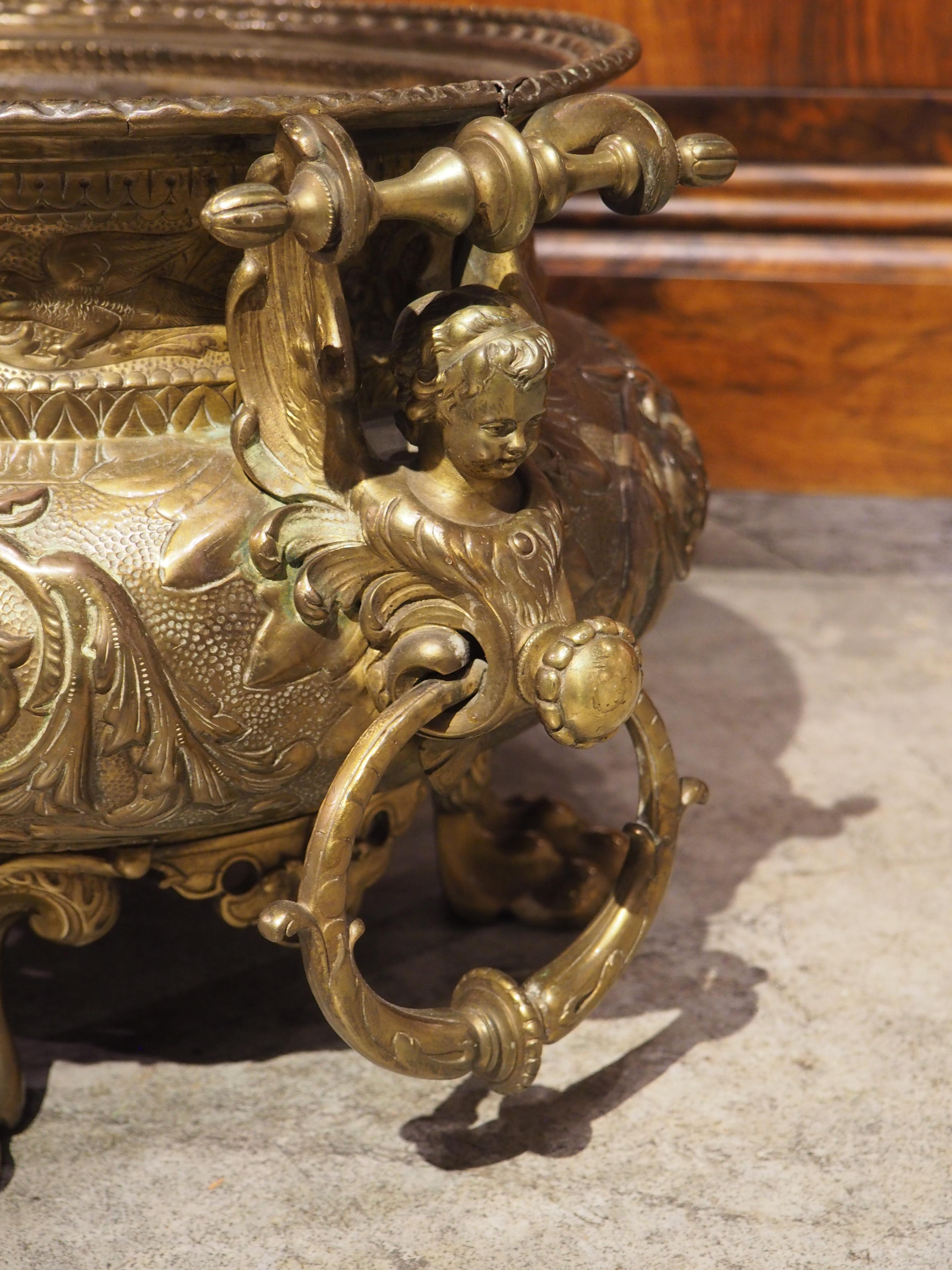 Jardinière française du 19e siècle fortement travaillée avec pieds en pattes et poignées en forme de chérubin en vente 4
