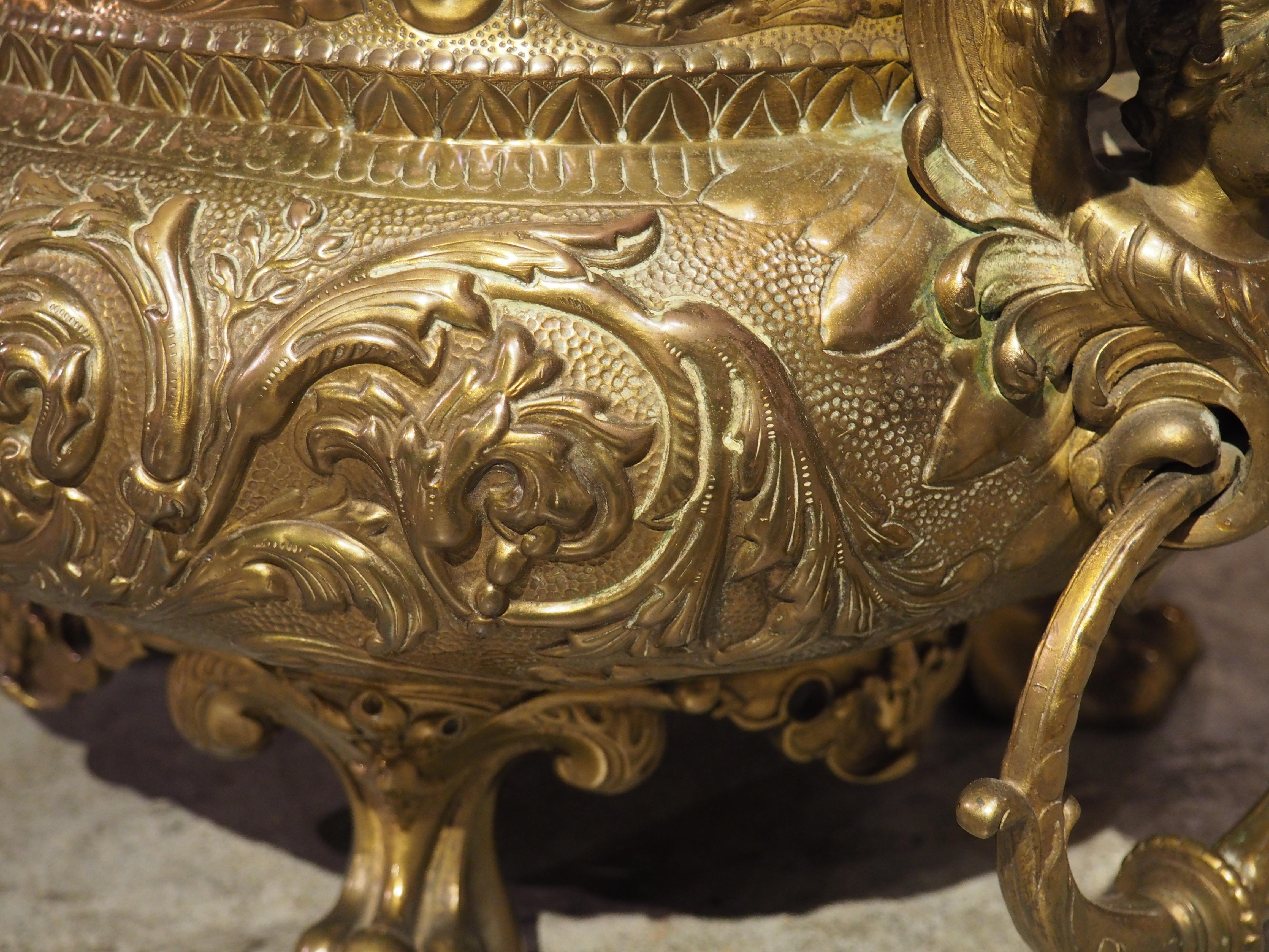 Jardinière française du 19e siècle fortement travaillée avec pieds en pattes et poignées en forme de chérubin en vente 5