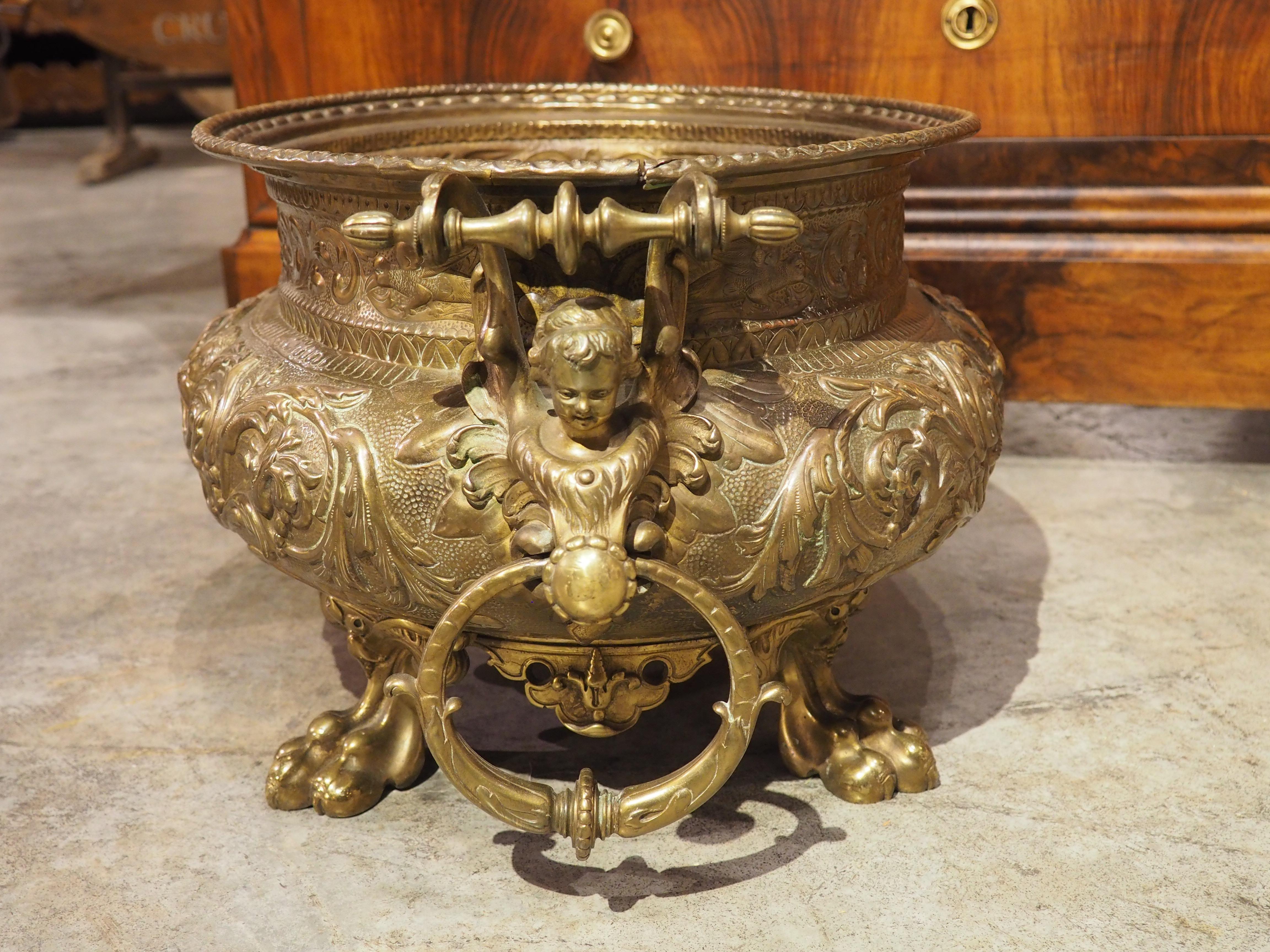 Jardinière française du 19e siècle fortement travaillée avec pieds en pattes et poignées en forme de chérubin en vente 6