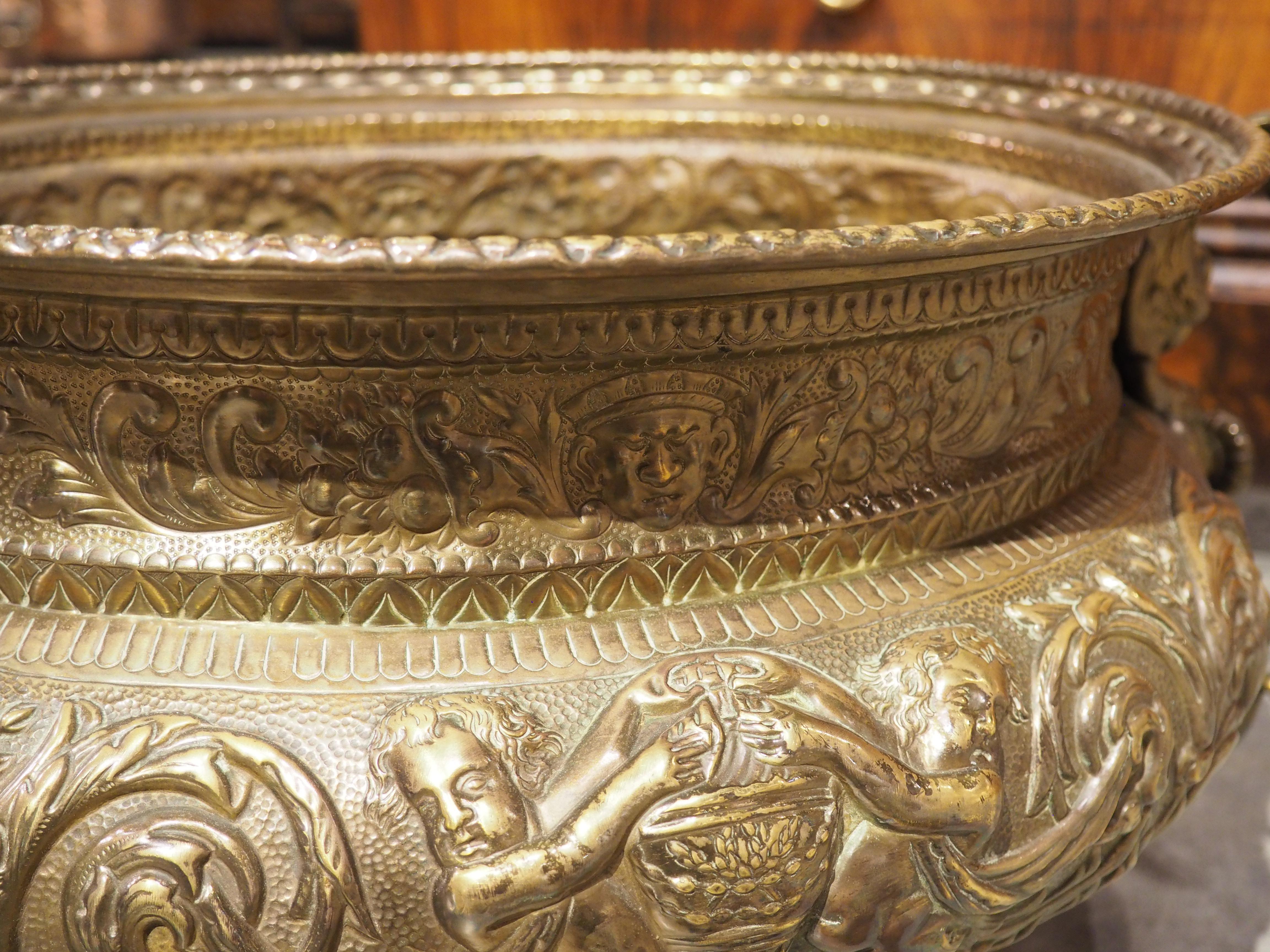 Jardinière française du 19e siècle fortement travaillée avec pieds en pattes et poignées en forme de chérubin en vente 9
