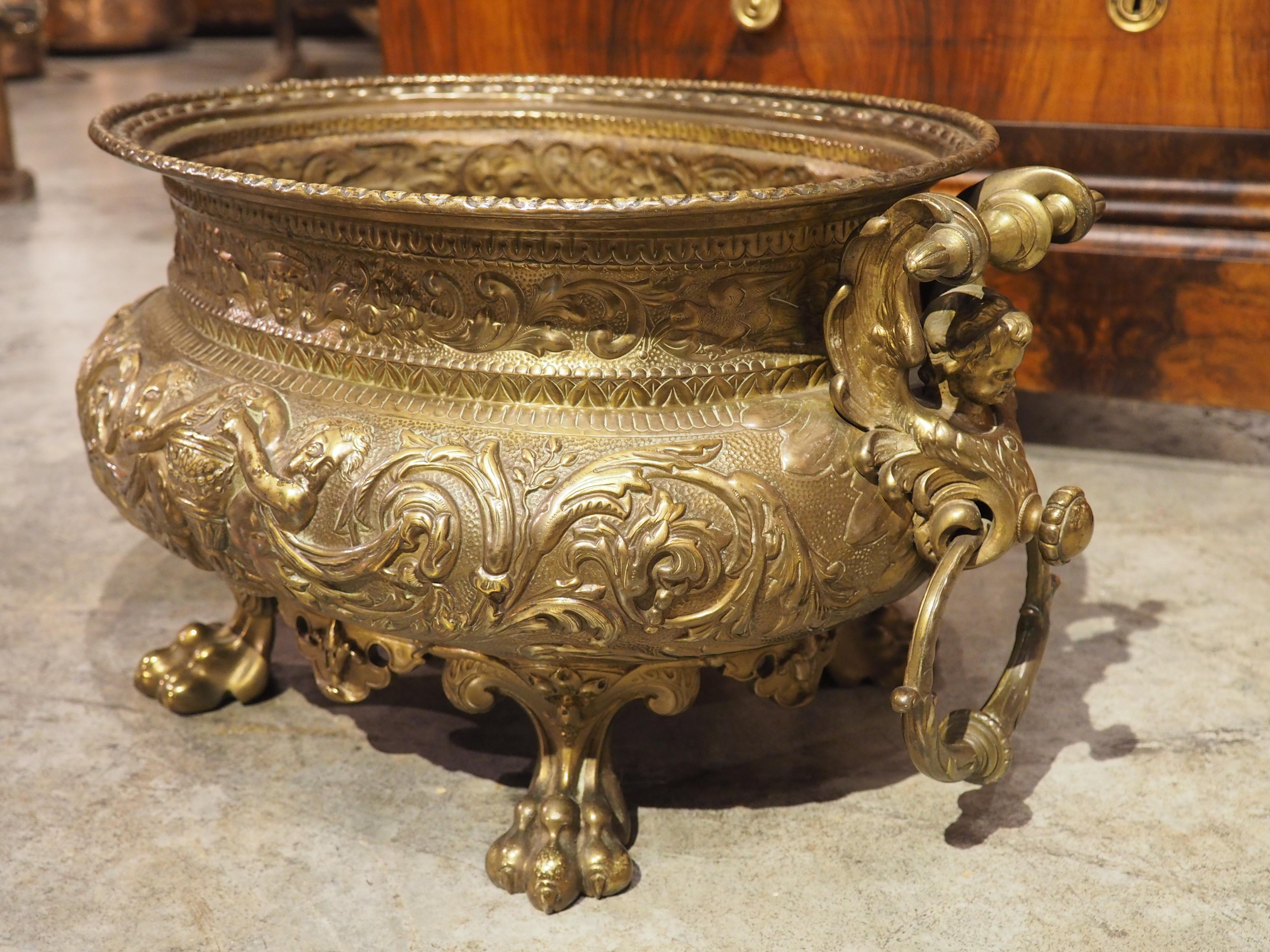 Jardinière française du 19e siècle fortement travaillée avec pieds en pattes et poignées en forme de chérubin en vente 10